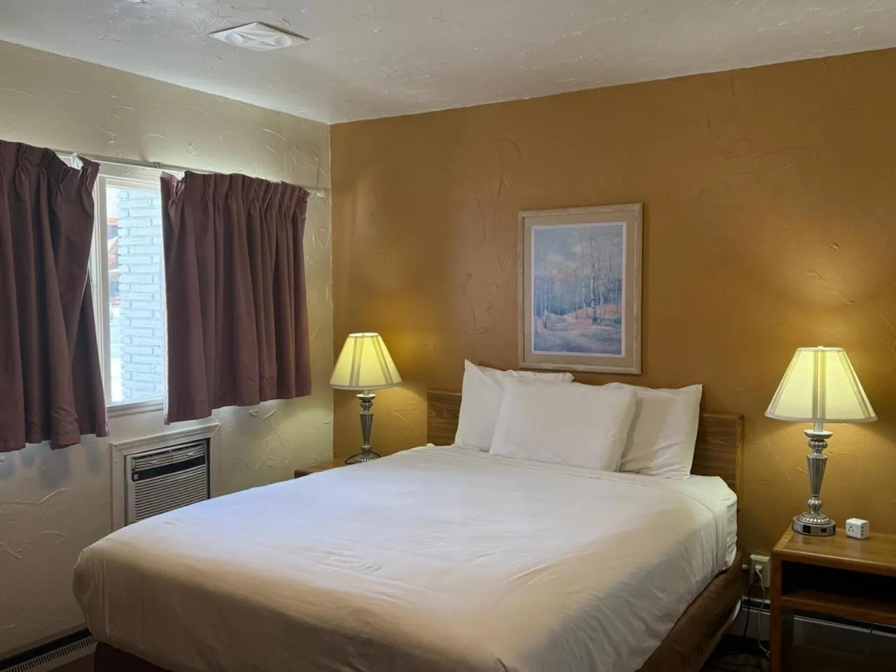 Bed in Sunrise Motor Inn