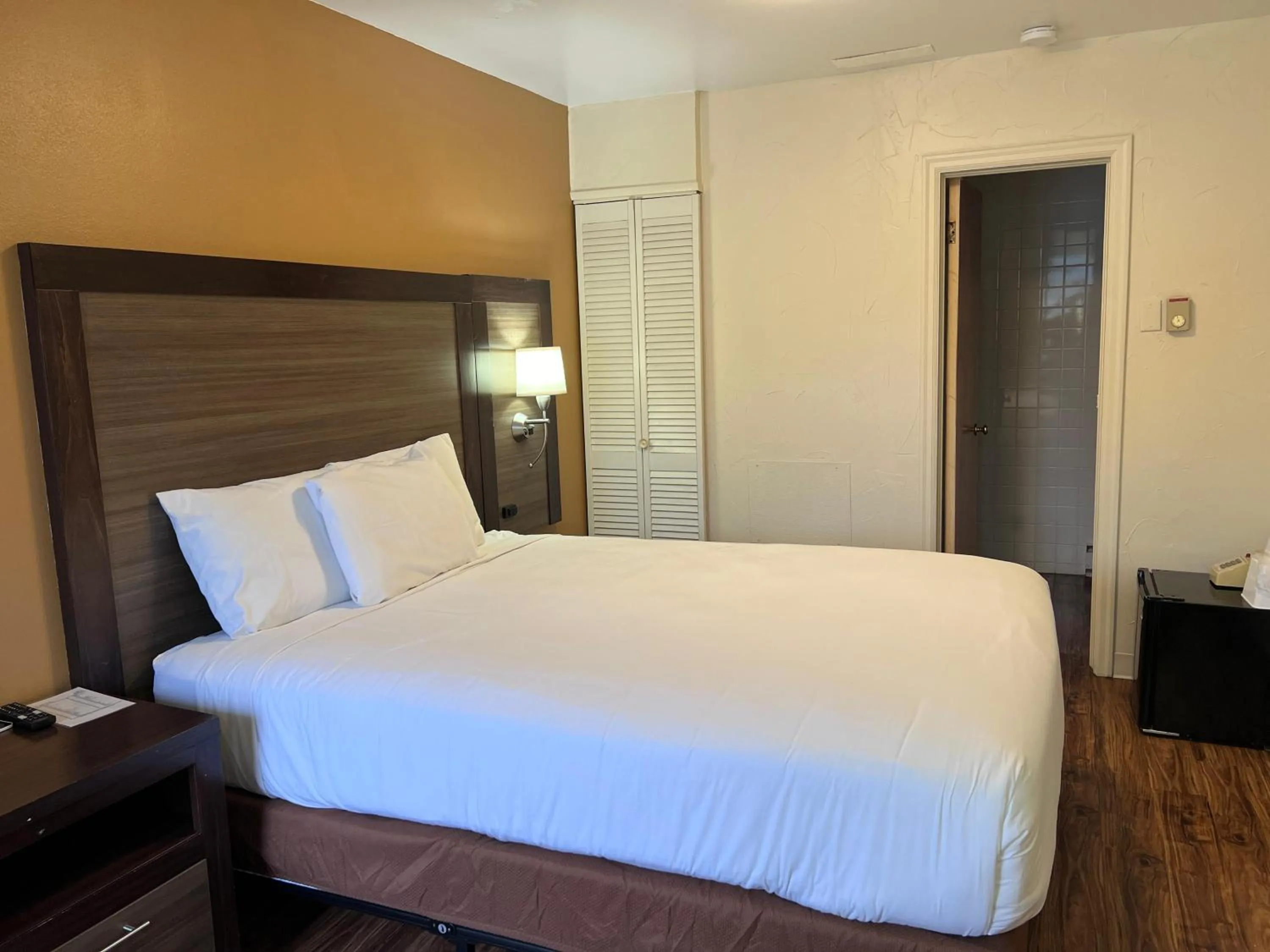 Bed in Sunrise Motor Inn