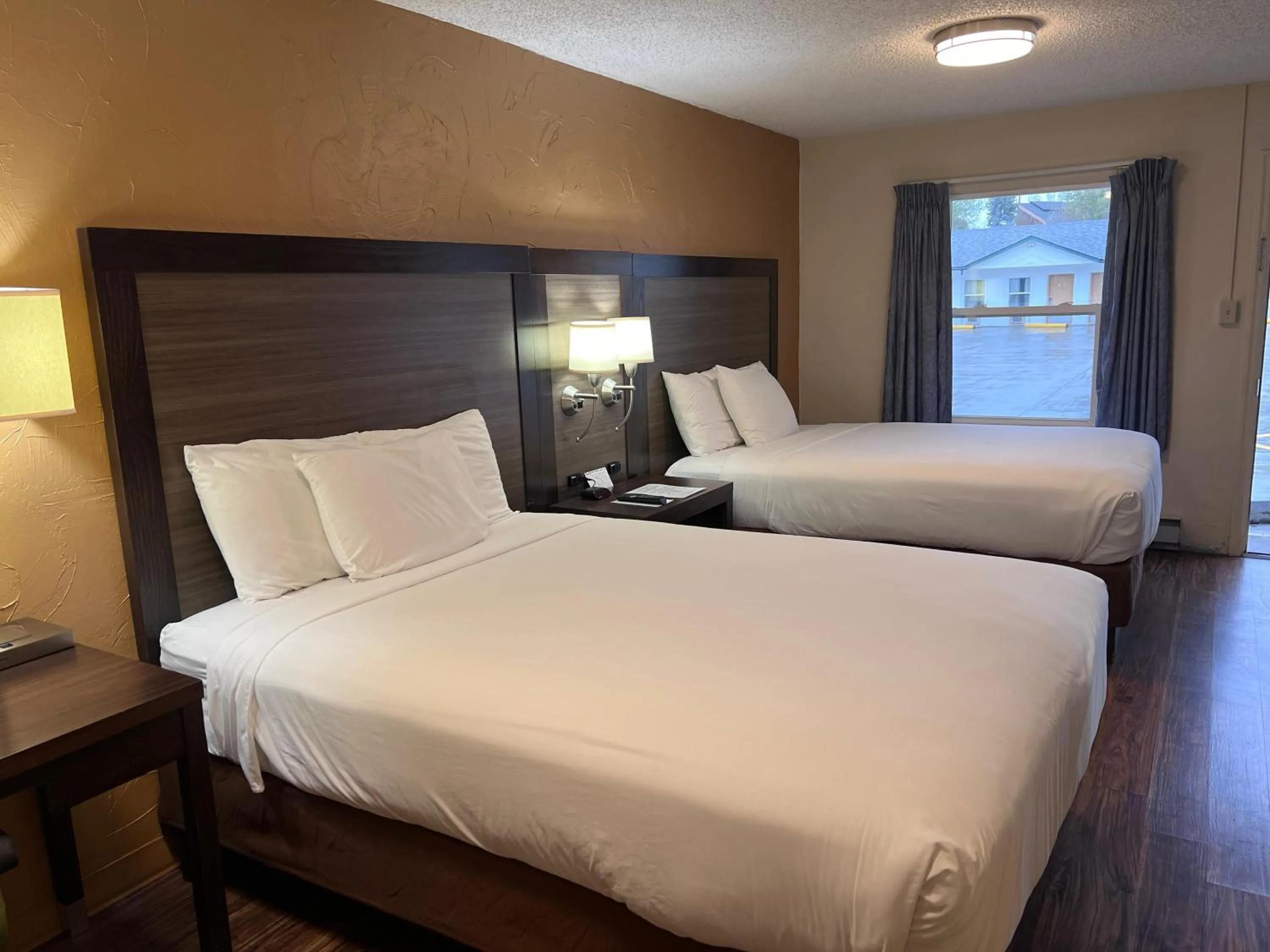 Bed in Sunrise Motor Inn