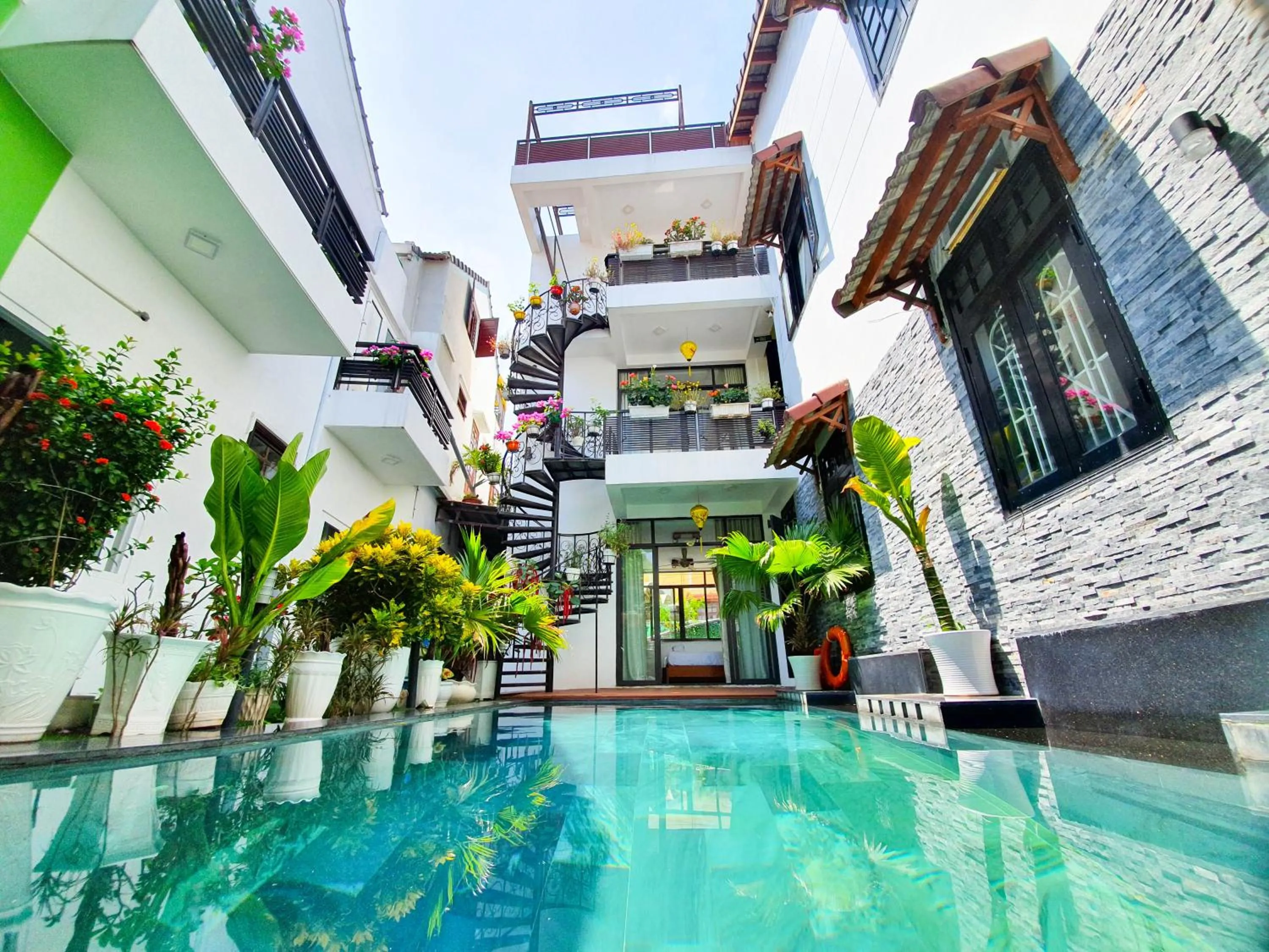 Swimming pool in Anh Family Homestay