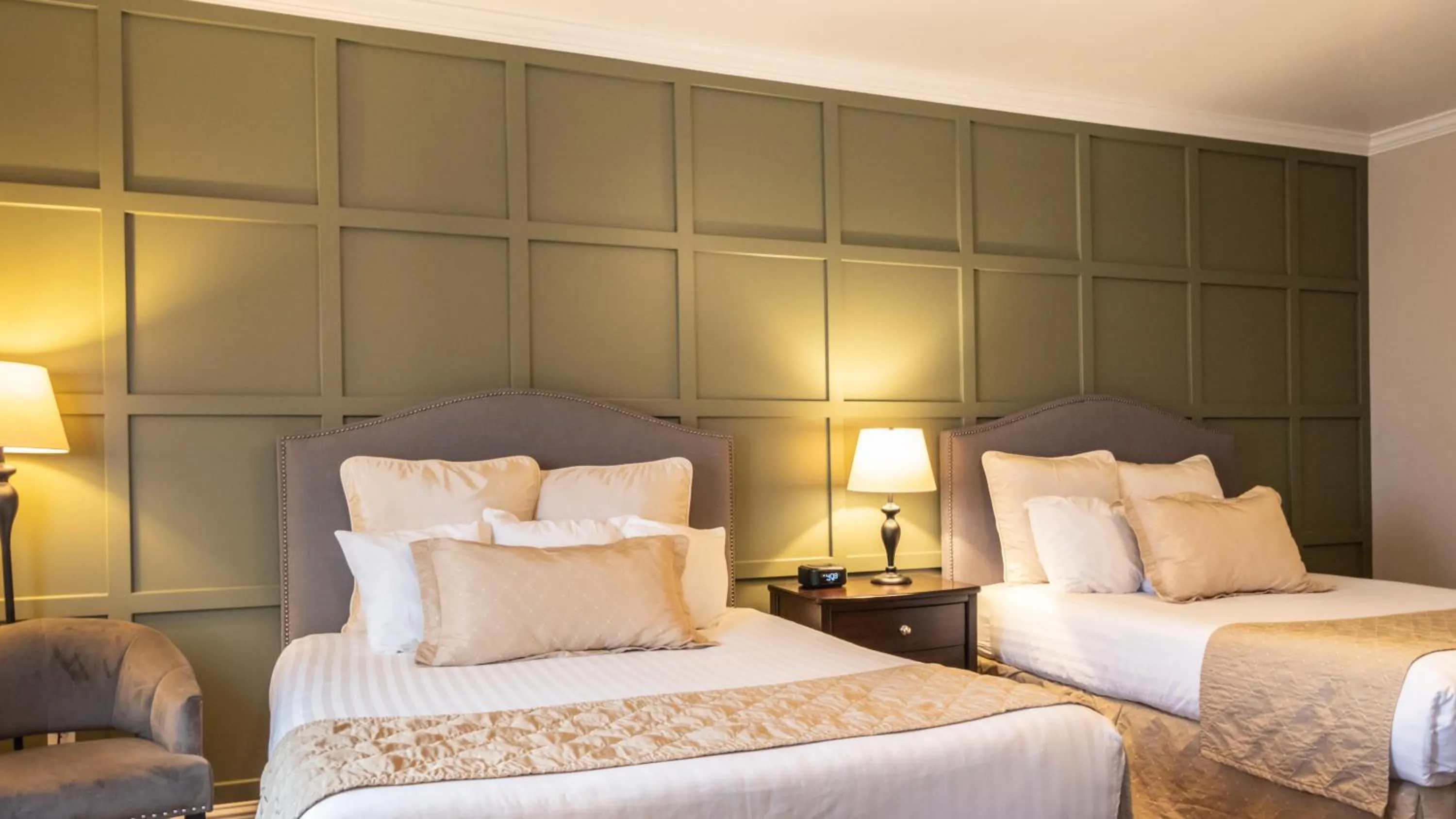 Bed in Grass Valley Courtyard Suites