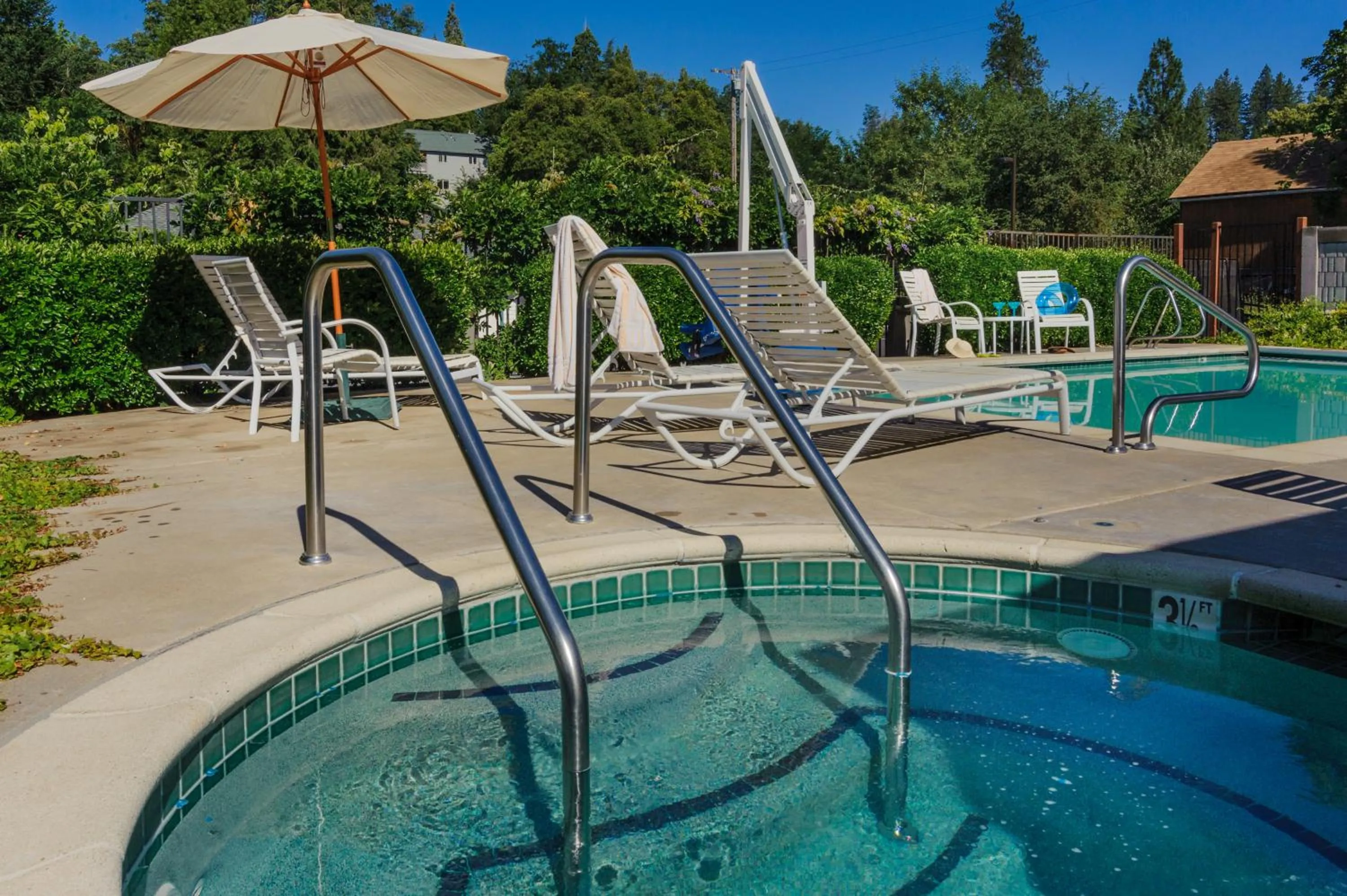 Swimming pool in Grass Valley Courtyard Suites