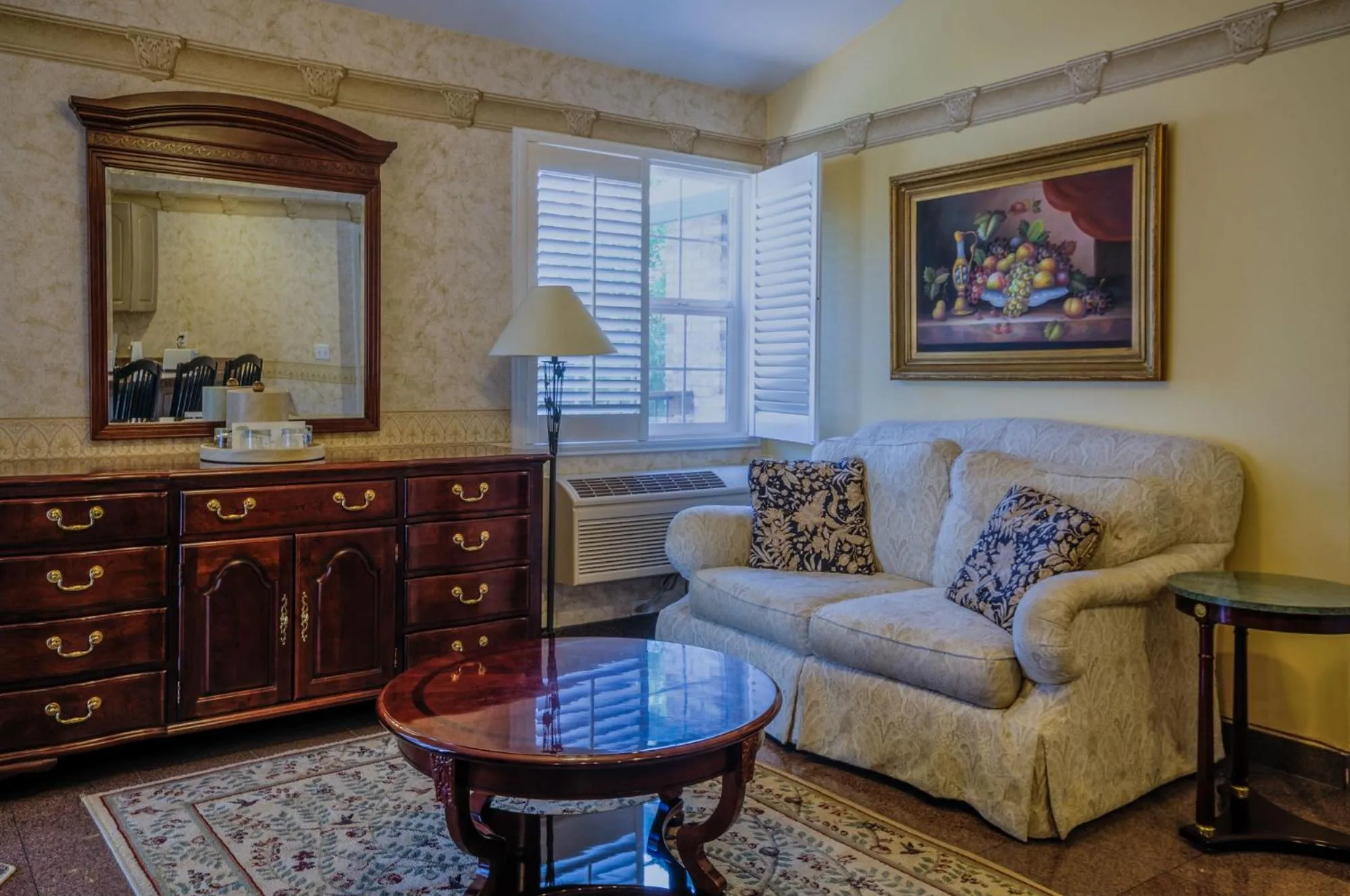 Seating area in Grass Valley Courtyard Suites