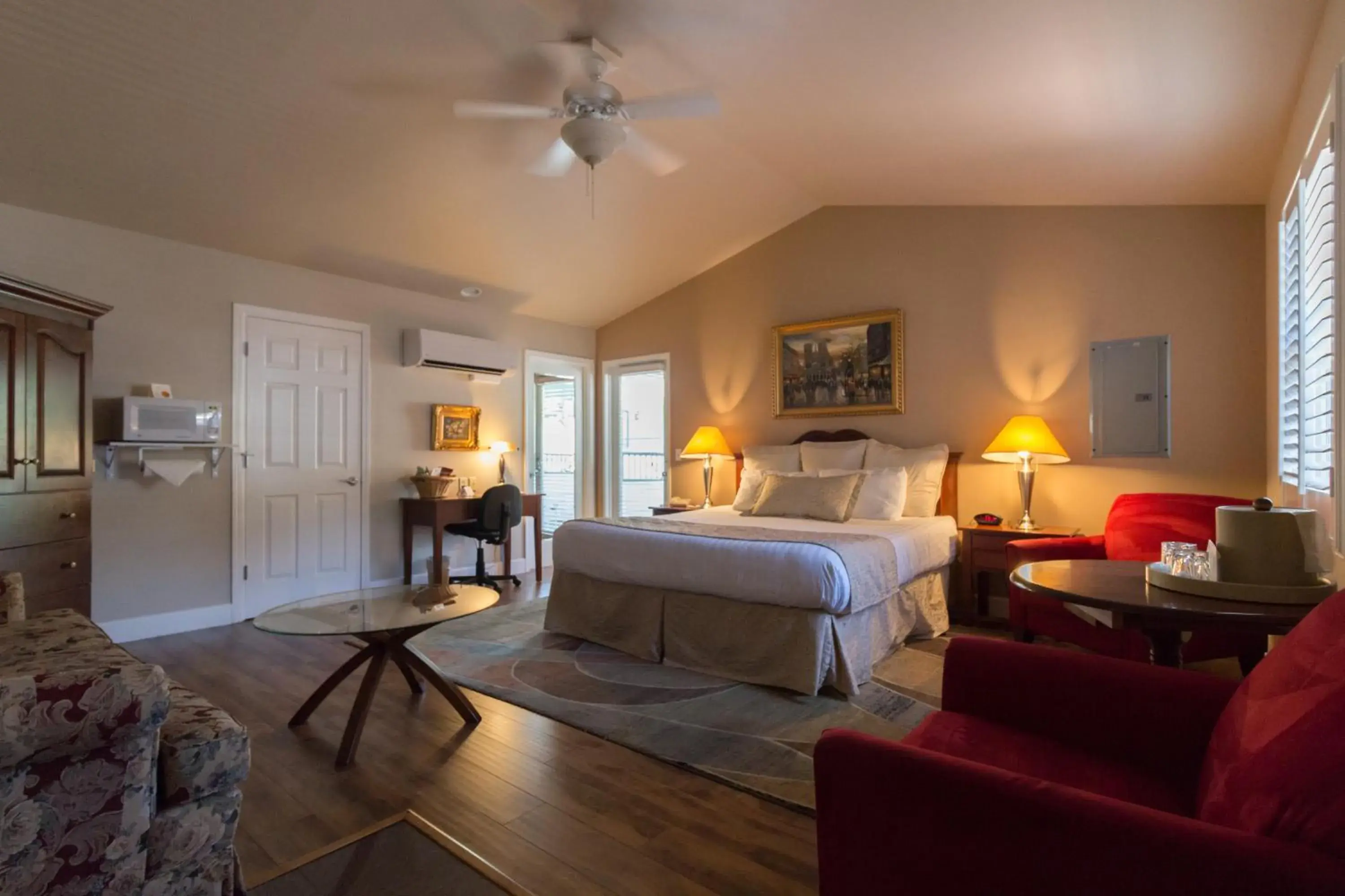 King Room with Balcony in Grass Valley Courtyard Suites King Room with Balcony in Grass Valley Courtyard Suites