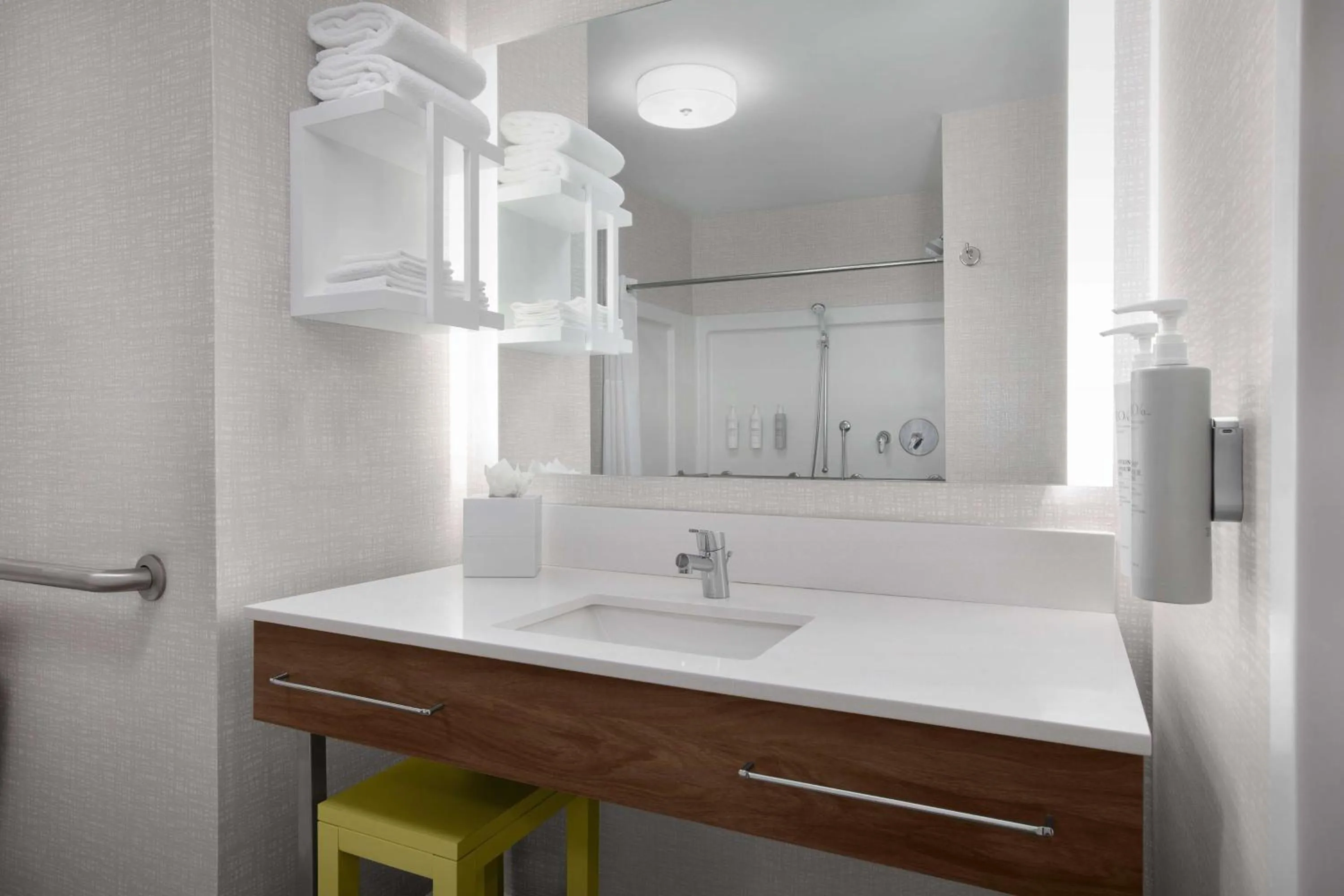 Bathroom in Hampton Inn Yorkville