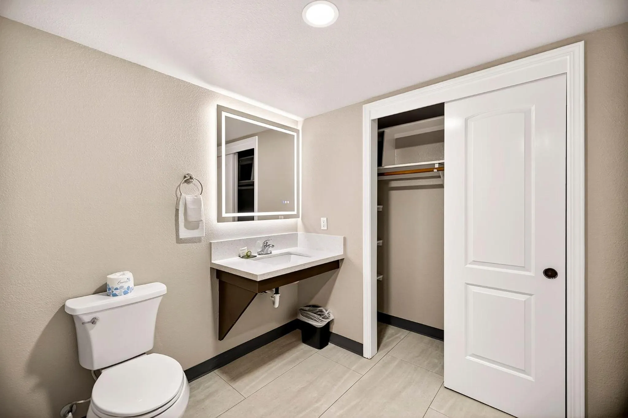 Bathroom in Northern Queen Inn