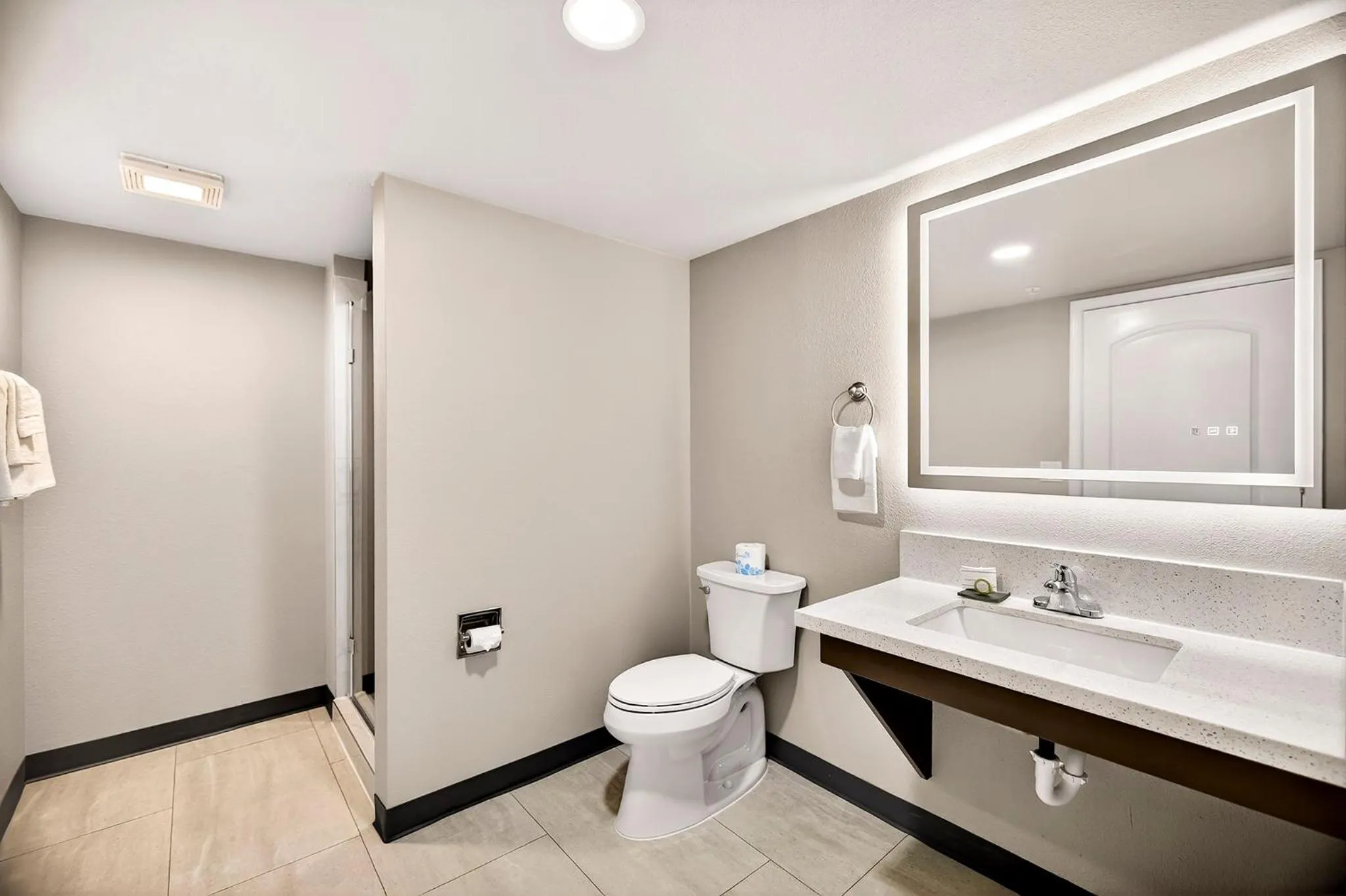 Bathroom in Northern Queen Inn