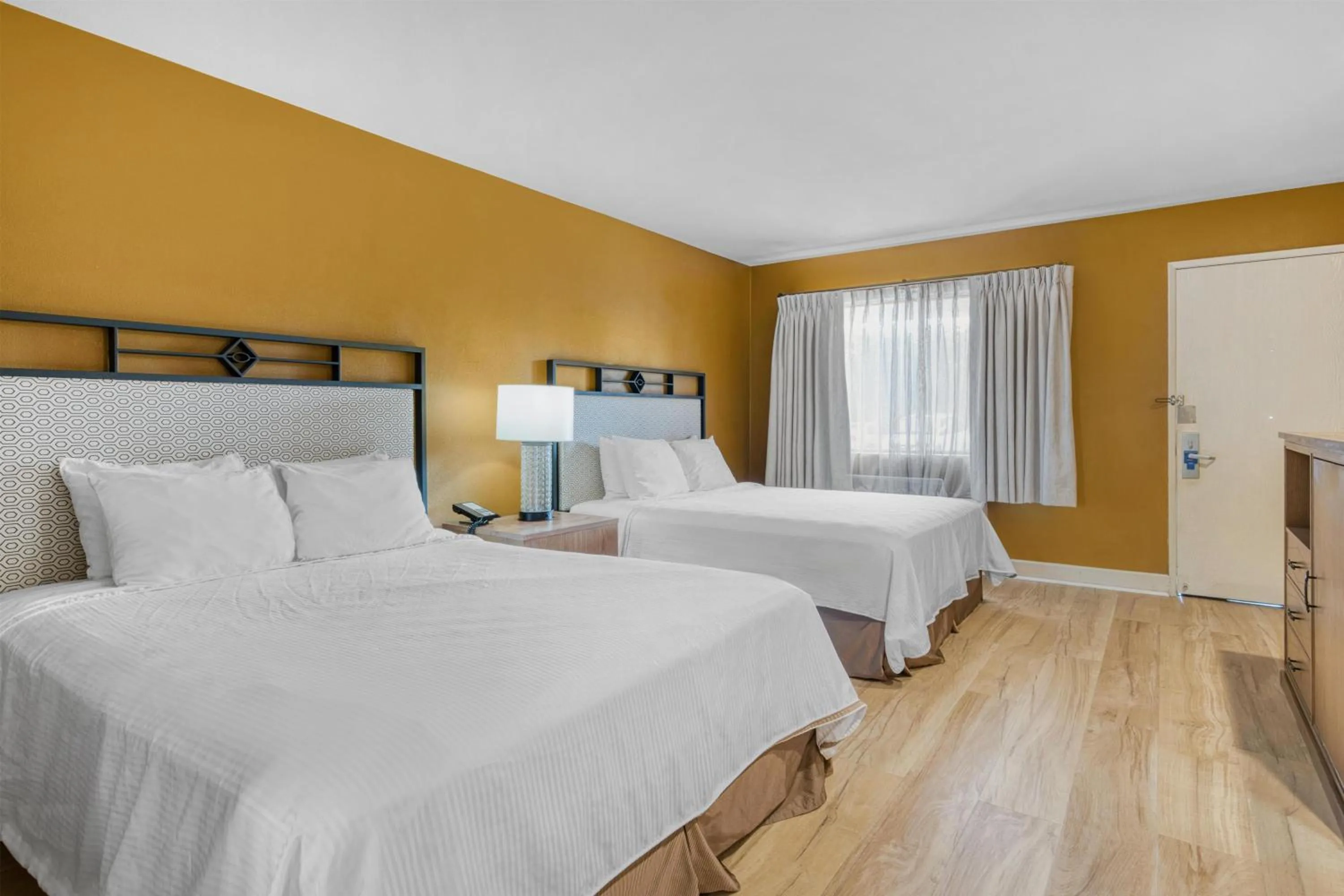 Bedroom, Bed in SureStay Hotel by Best Western Camarillo