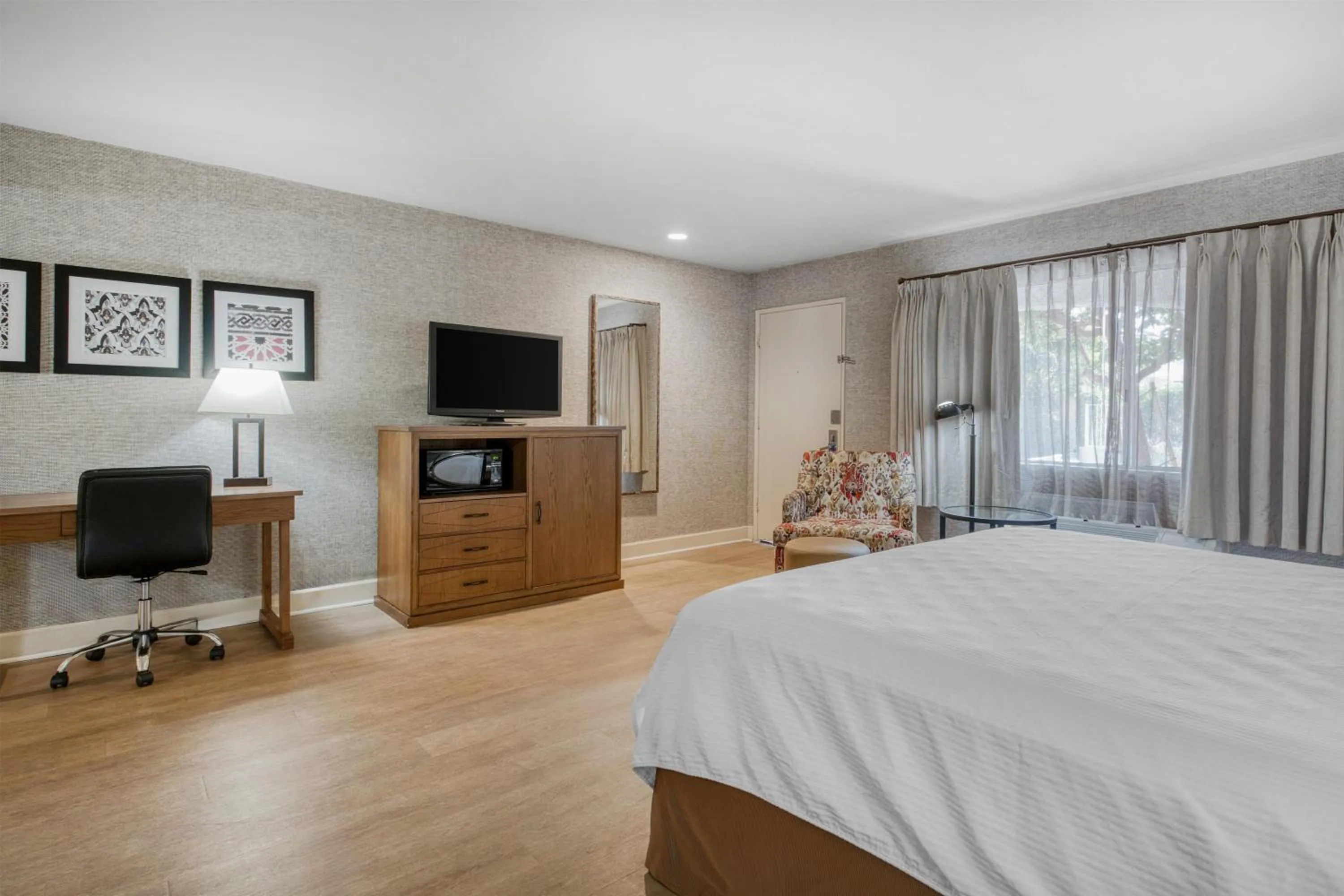 Bedroom, Bed in SureStay Hotel by Best Western Camarillo