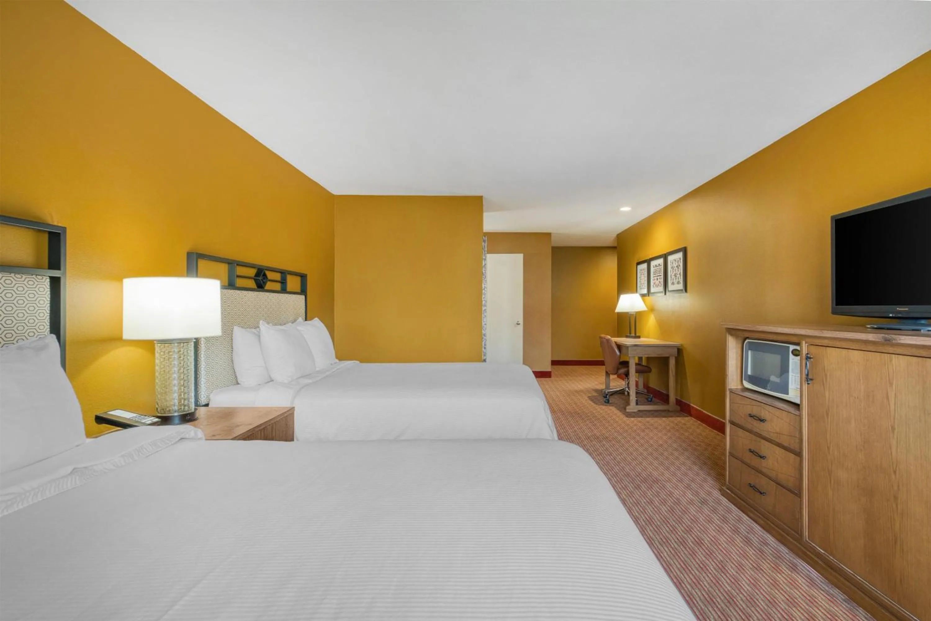 Bedroom, Bed in SureStay Hotel by Best Western Camarillo