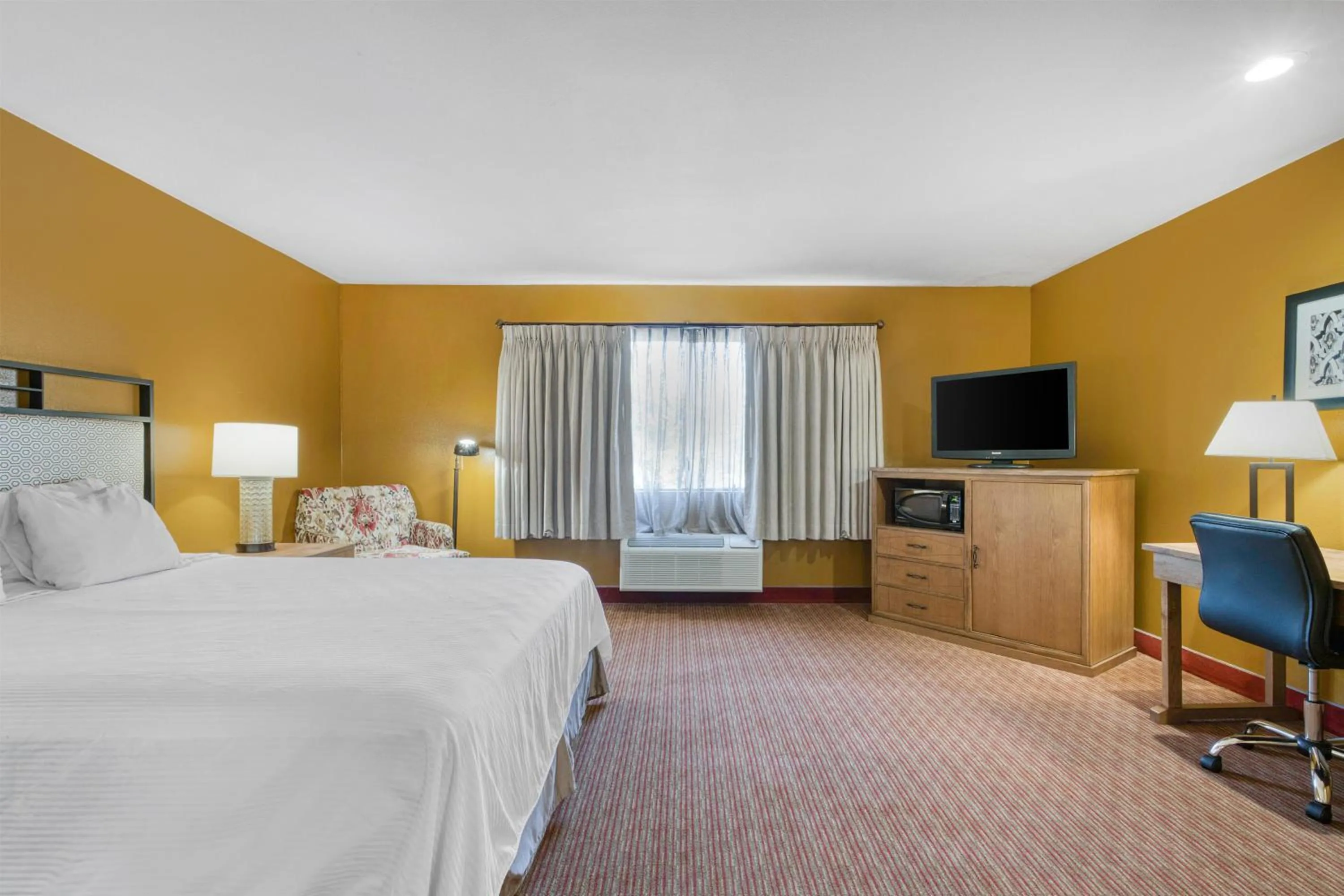 Bedroom, Bed in SureStay Hotel by Best Western Camarillo