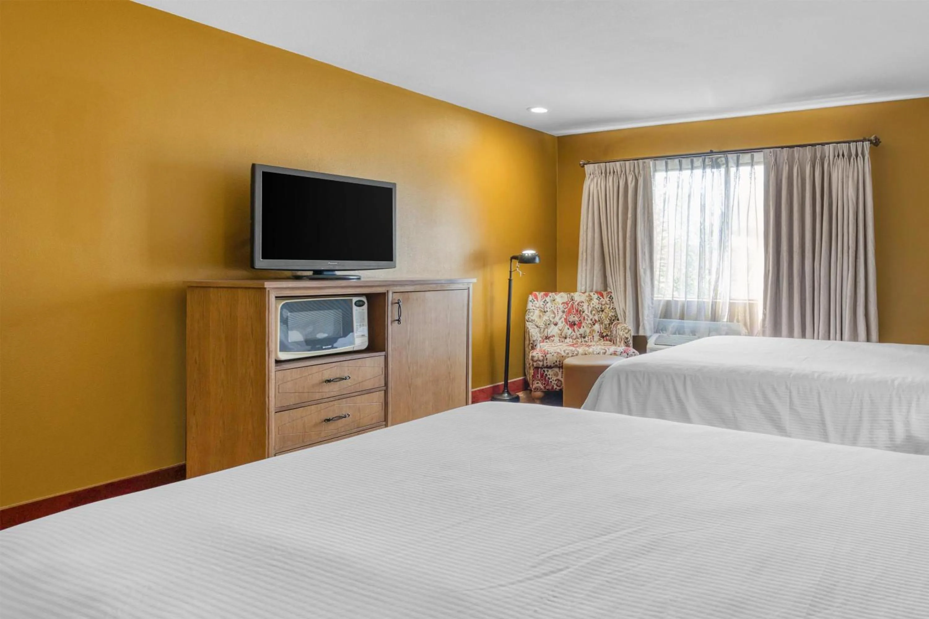 Bedroom, Bed in SureStay Hotel by Best Western Camarillo