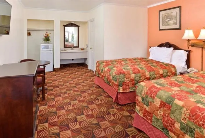 Photo of the whole room, Bed in Americas Best Value Inn & Suites Klamath Falls