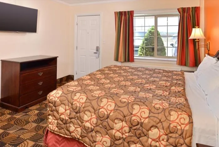 Photo of the whole room, Bed in Americas Best Value Inn & Suites Klamath Falls