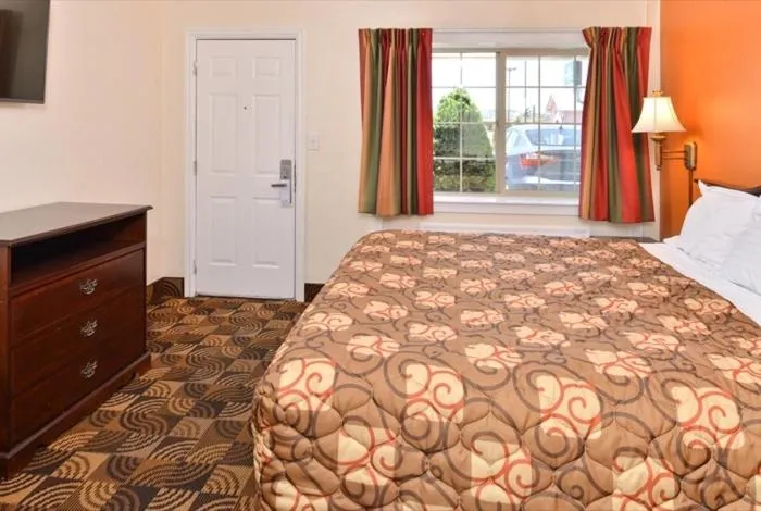 Photo of the whole room, Bed in Americas Best Value Inn & Suites Klamath Falls