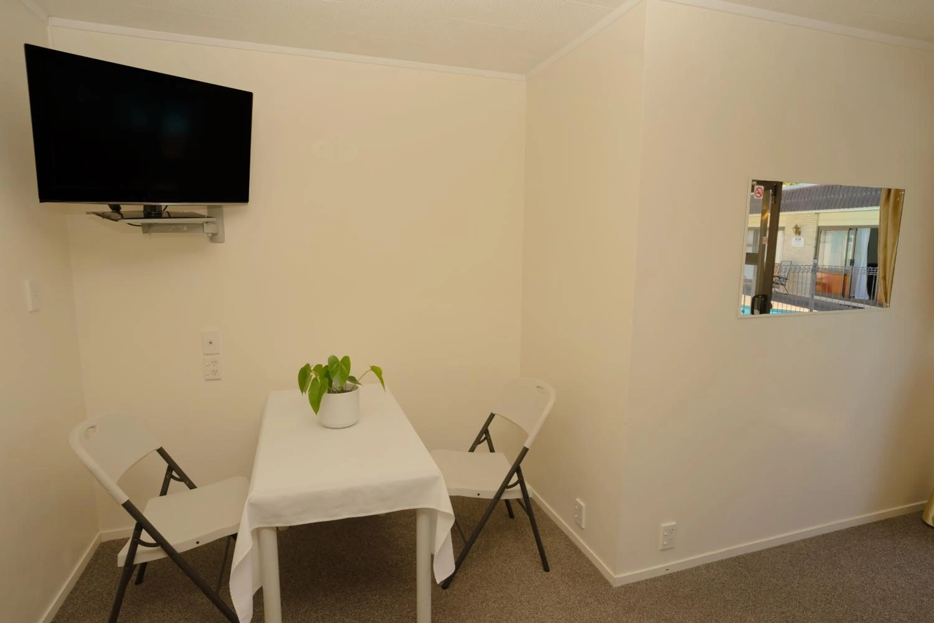 TV and multimedia in Dukes Midway Lodge