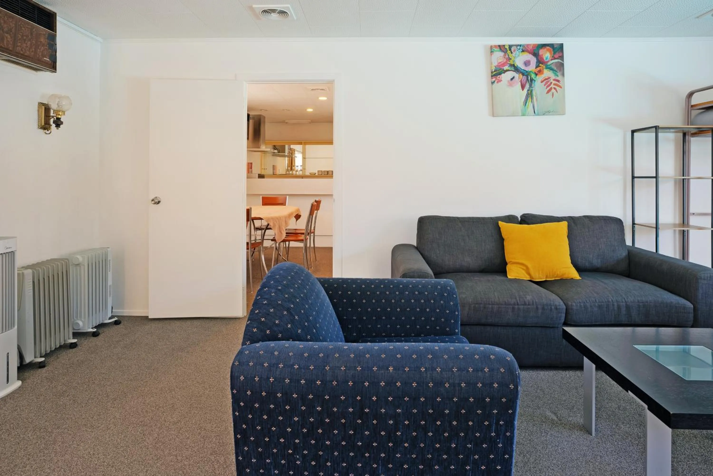 Living room in Dukes Midway Lodge