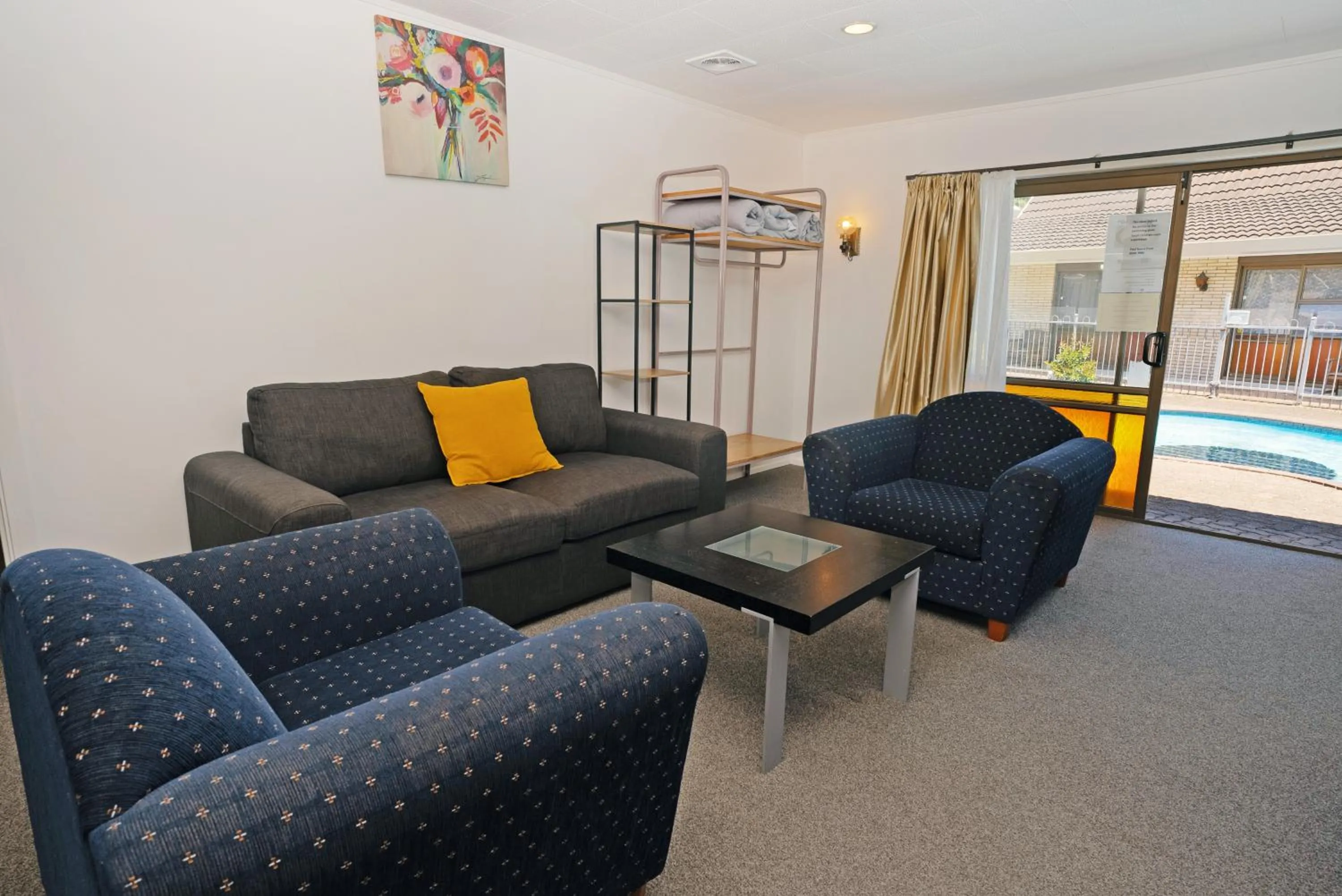 Living room in Dukes Midway Lodge