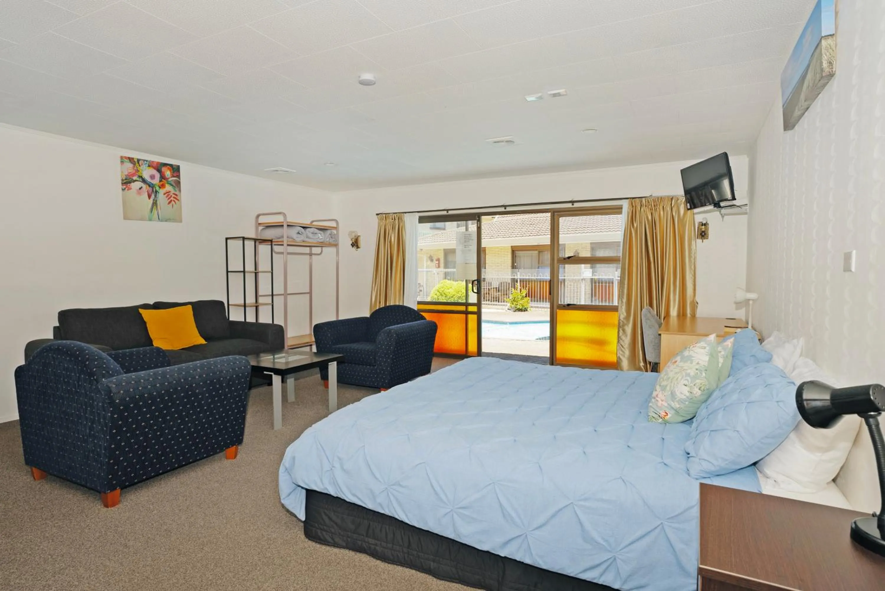 Living room, Bed in Dukes Midway Lodge