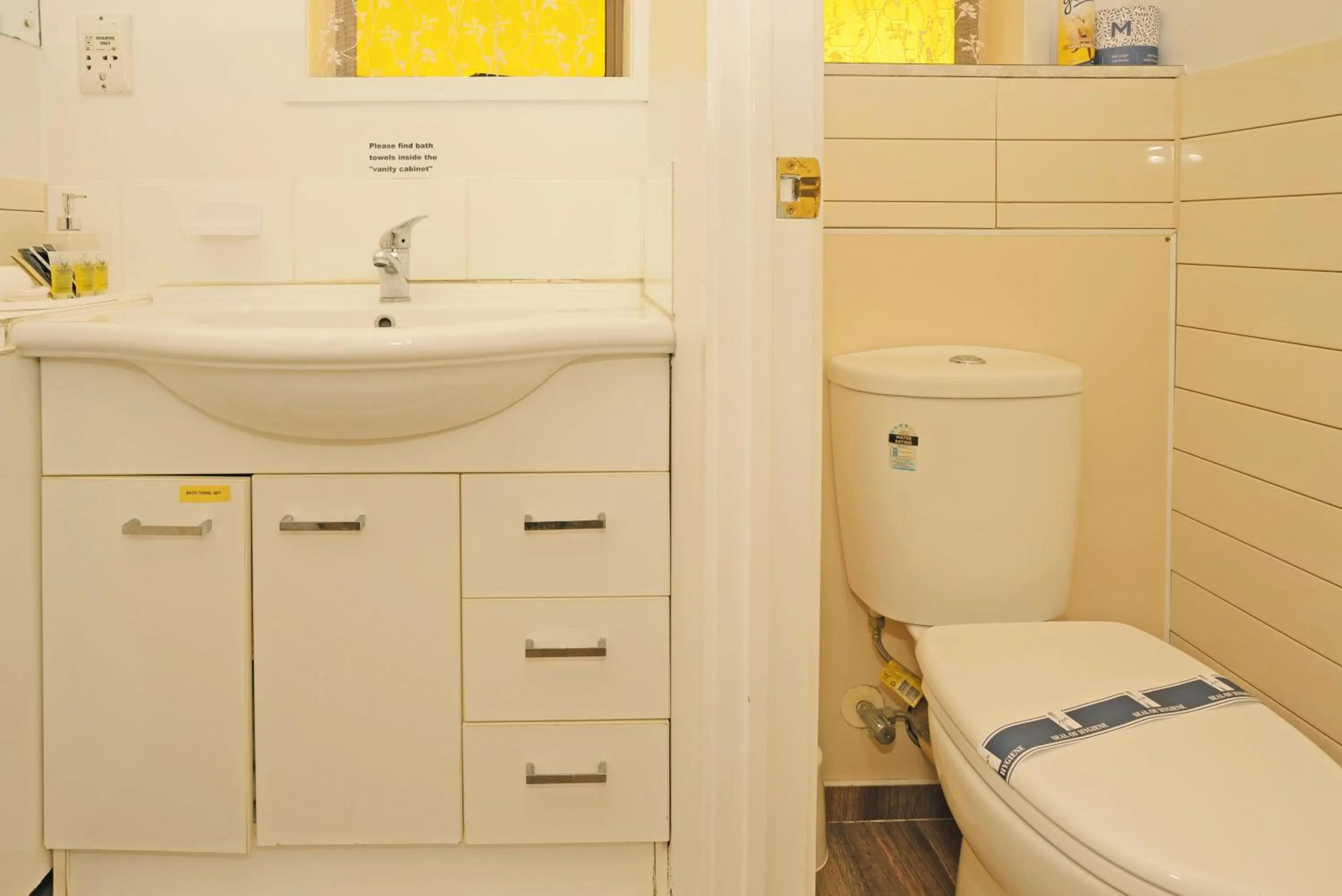 Toilet in Dukes Midway Lodge