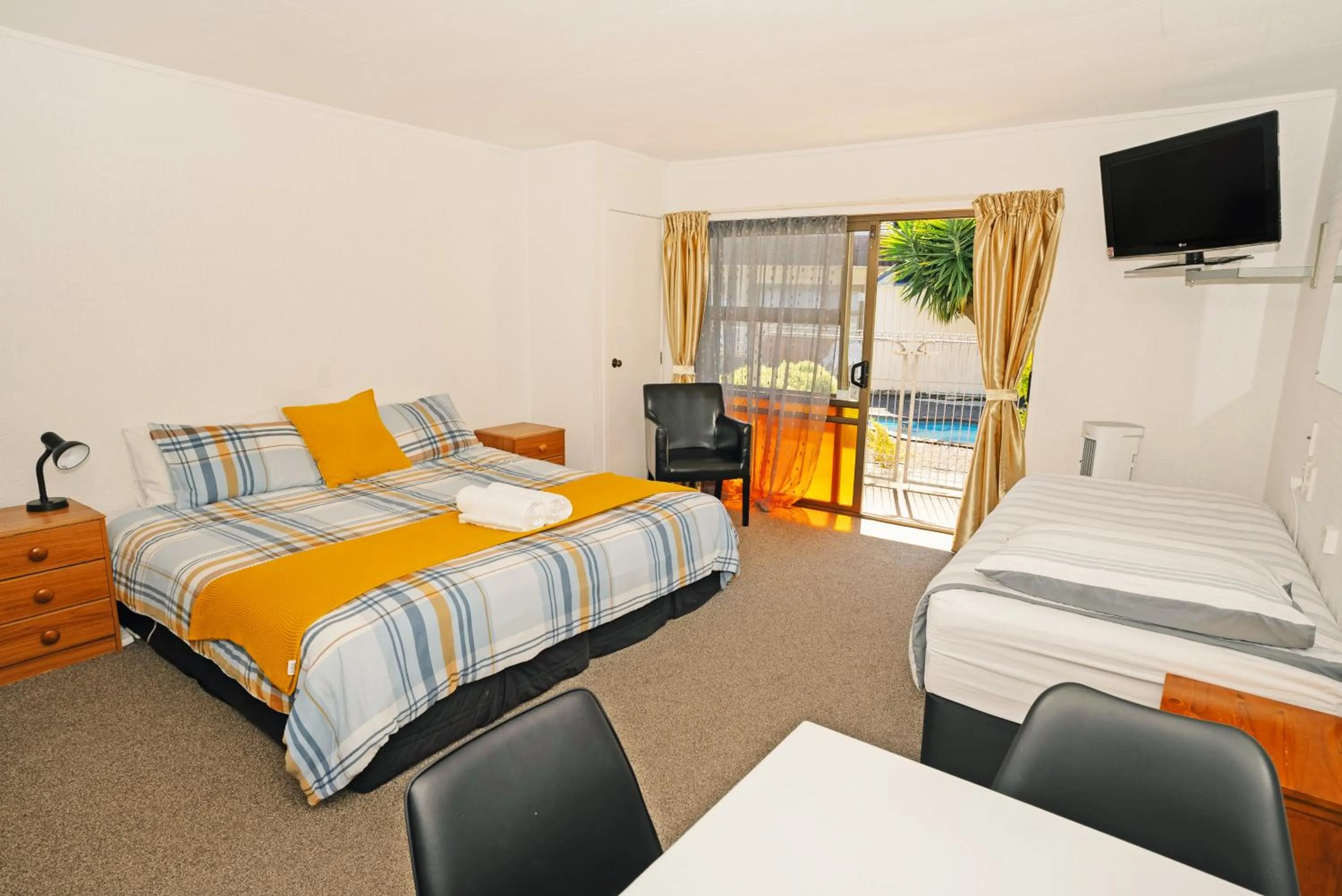 Bed in Dukes Midway Lodge