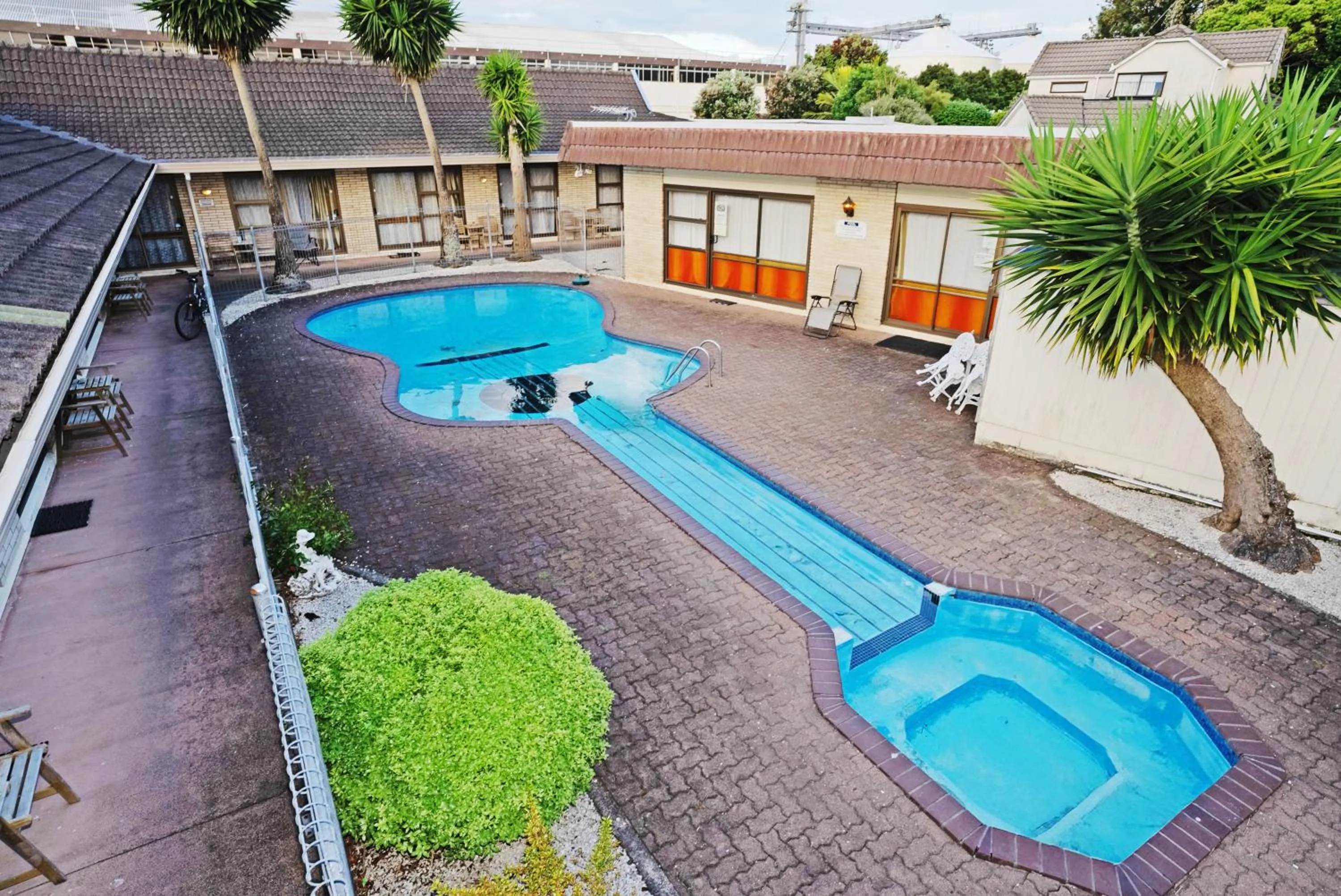 Swimming pool in Dukes Midway Lodge