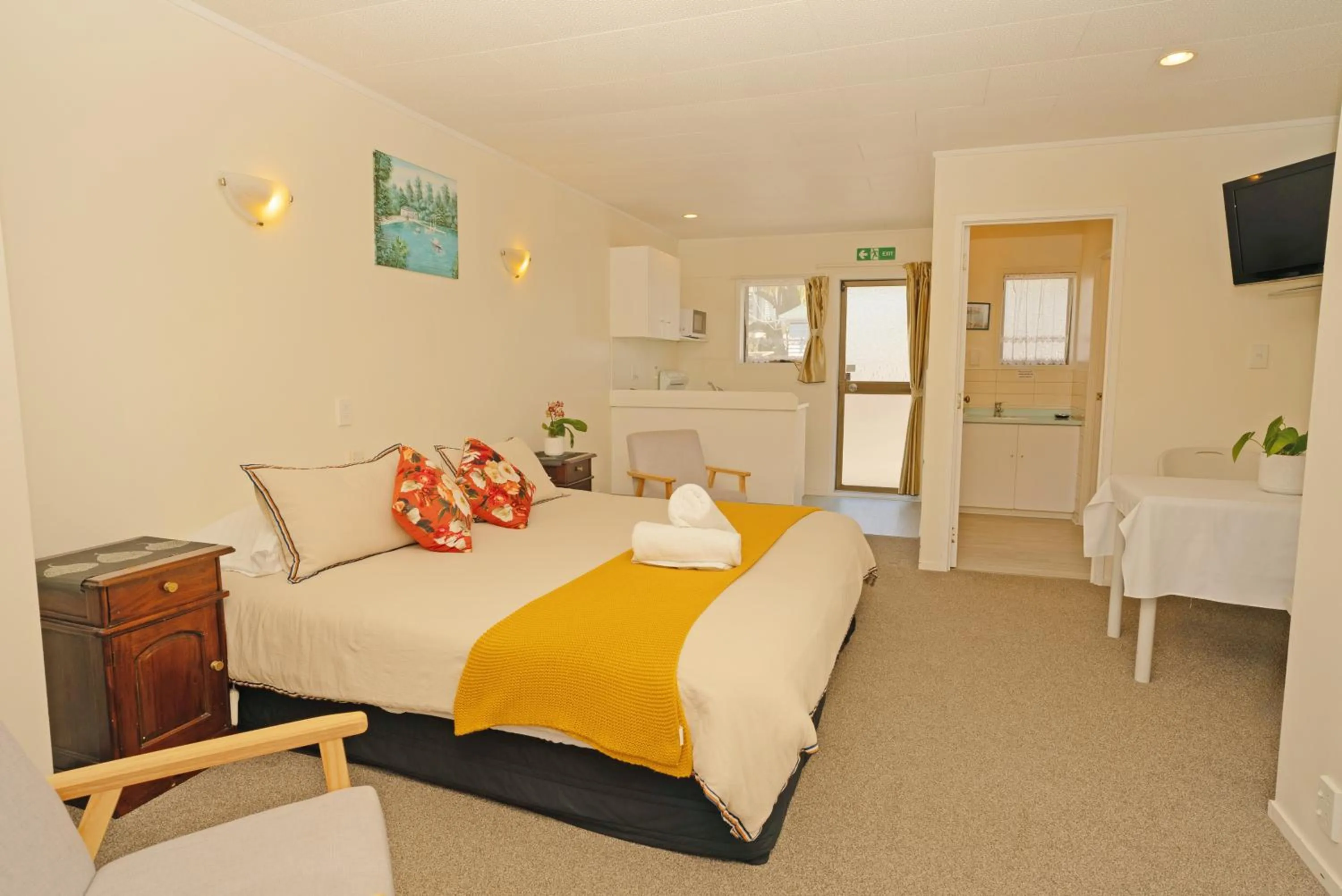 Bed in Dukes Midway Lodge