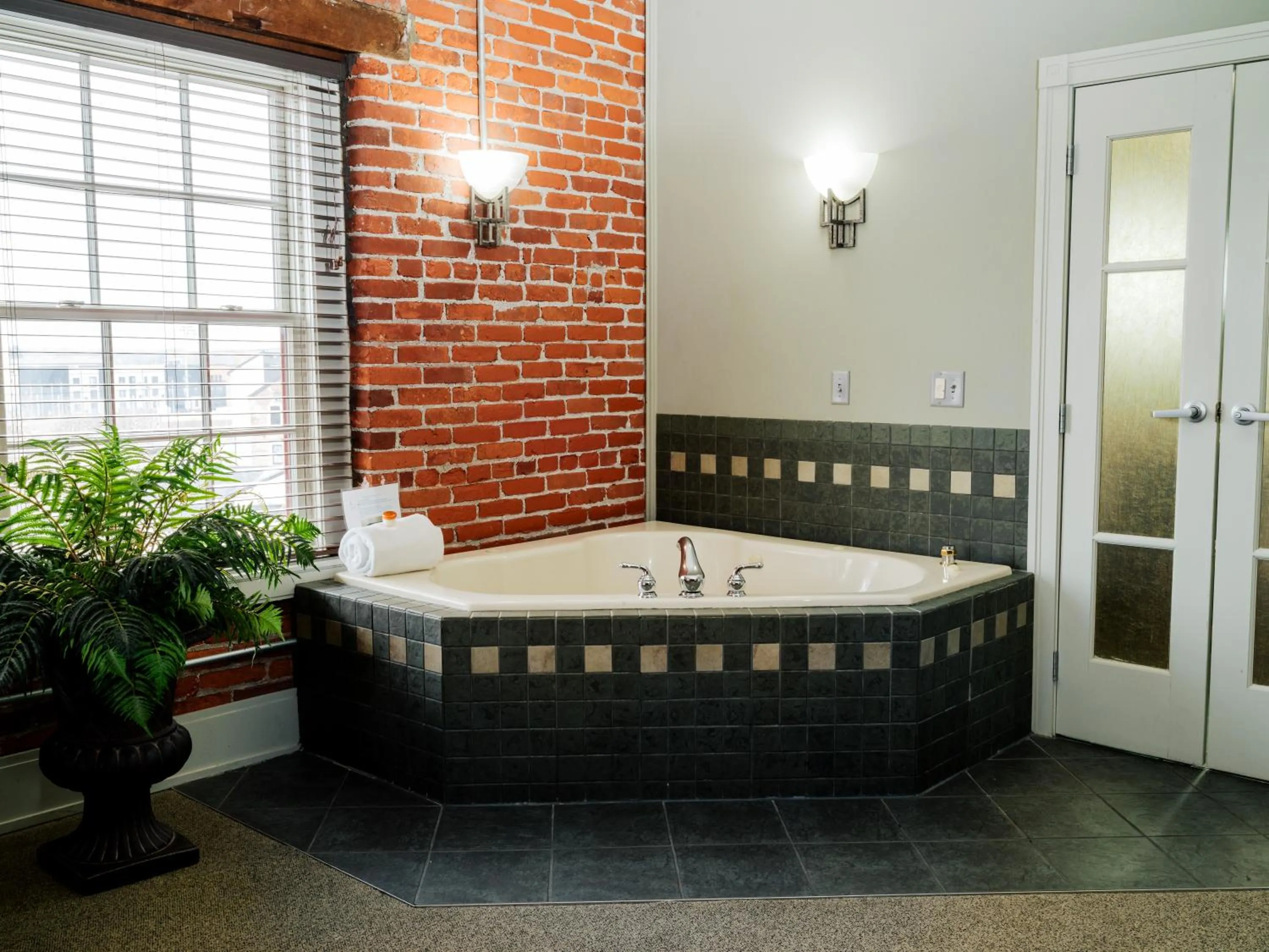 Bathroom, Bed in Lancaster Arts Hotel