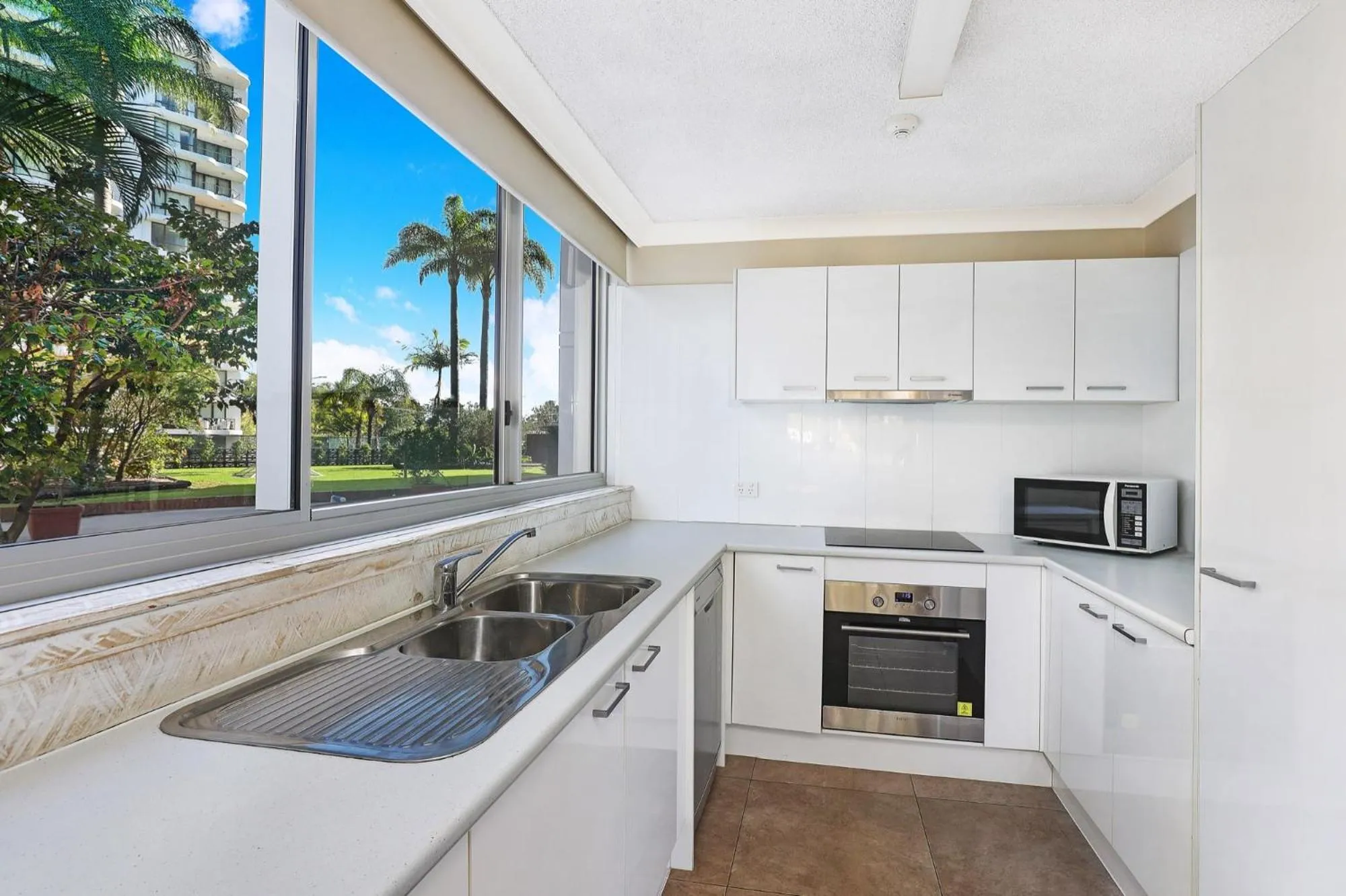 kitchen in Pacific Regis Beachfront Holiday Apartments