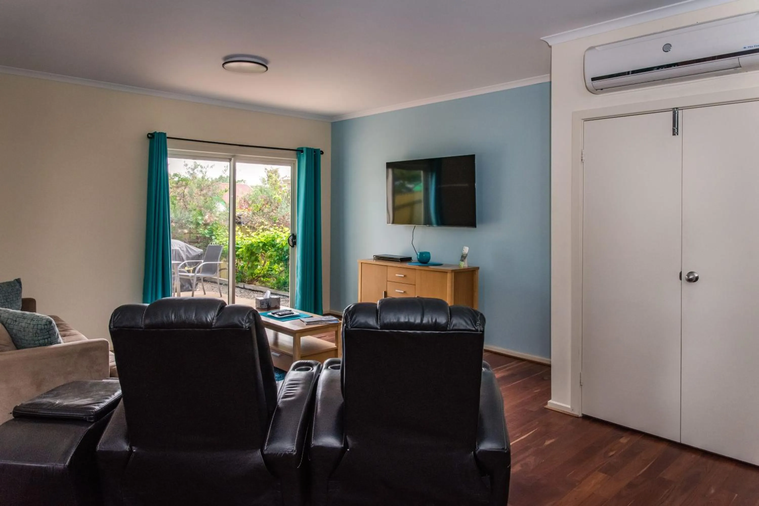 TV and multimedia in McLaren Vale Studio Apartments
