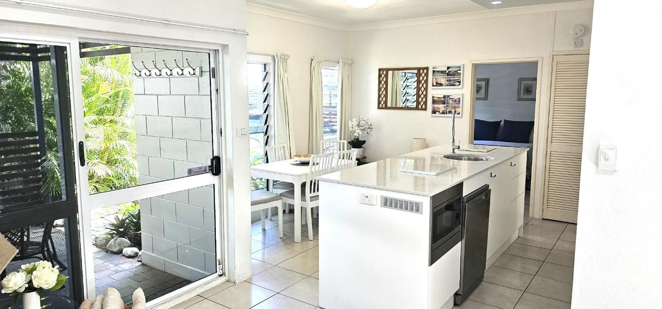 Kitchen or kitchenette in Mango Tree Holiday Apartments