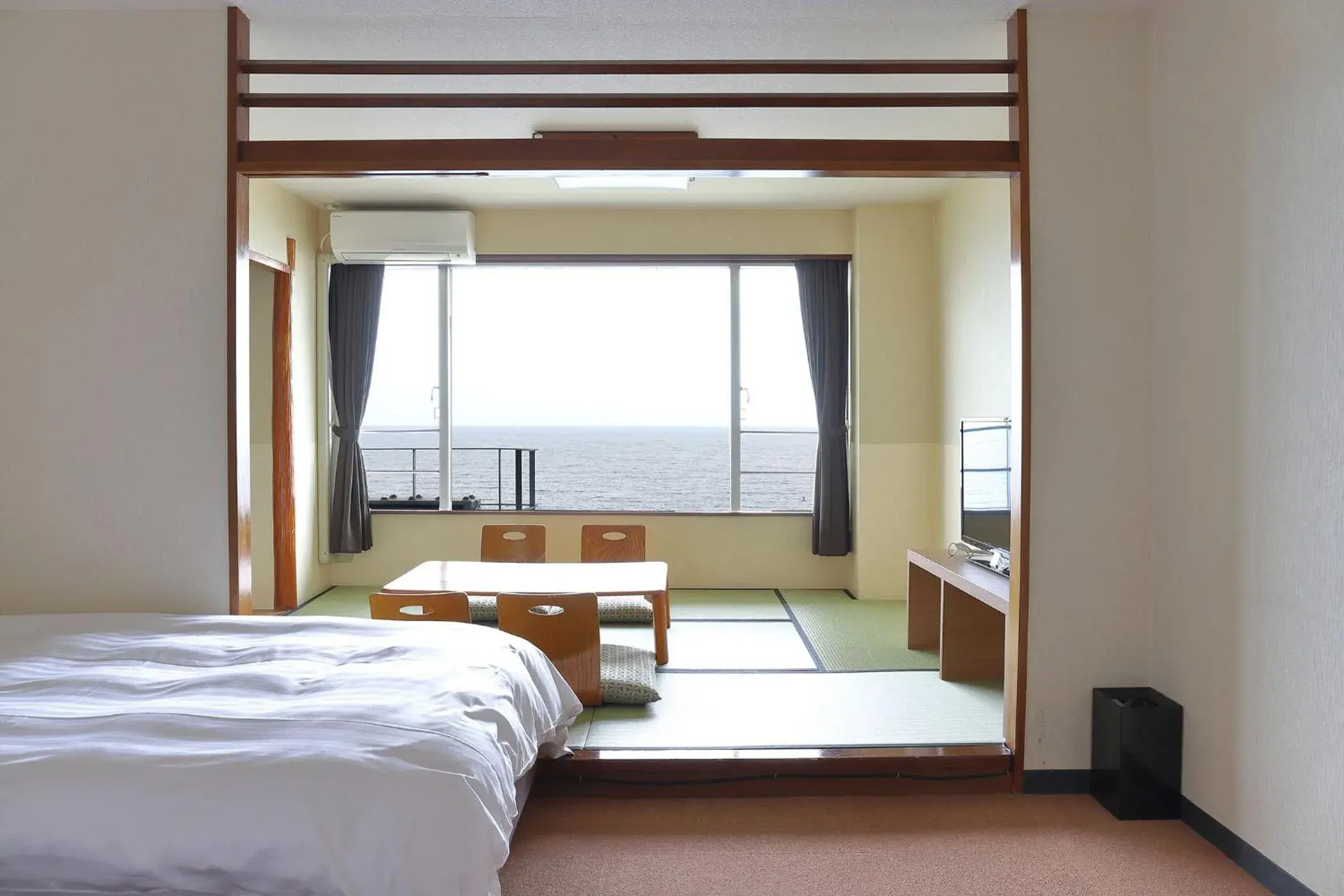 Standard Twin Room with Tatami Area - single occupancy - Non-Smoking - Ocean view - Private Bathroom in Ooedo Onsen Monogatari Beppu Seifu Standard Twin Room with Tatami Area - single occupancy - Non-Smoking - Ocean view - Private Bathroom in Ooedo Onsen Monogatari Beppu Seifu