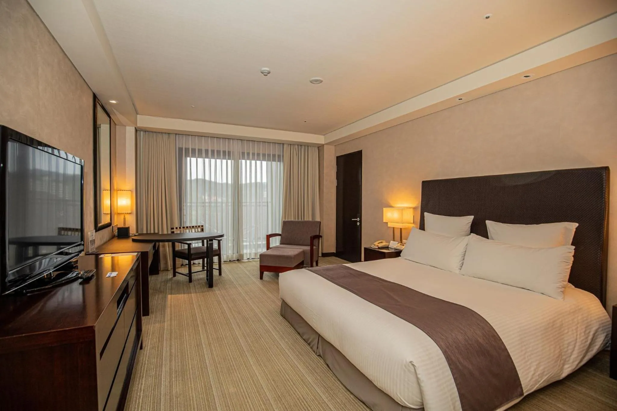 Photo of the whole room, Bed in Intercontinental Alpensia Pyeongchang Resort by IHG