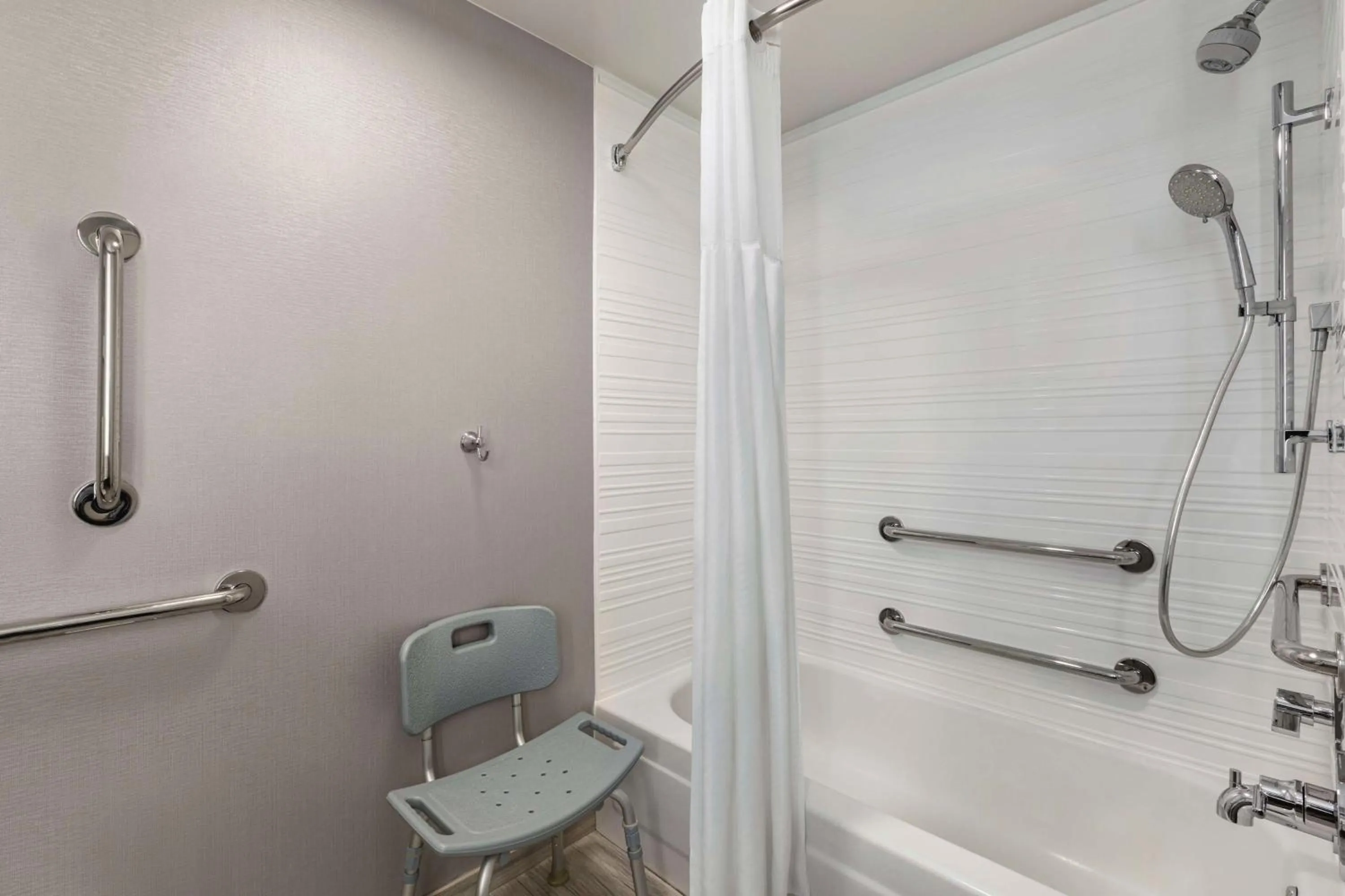 Bathroom in Hampton Inn Chicago-O'Hare International Airport