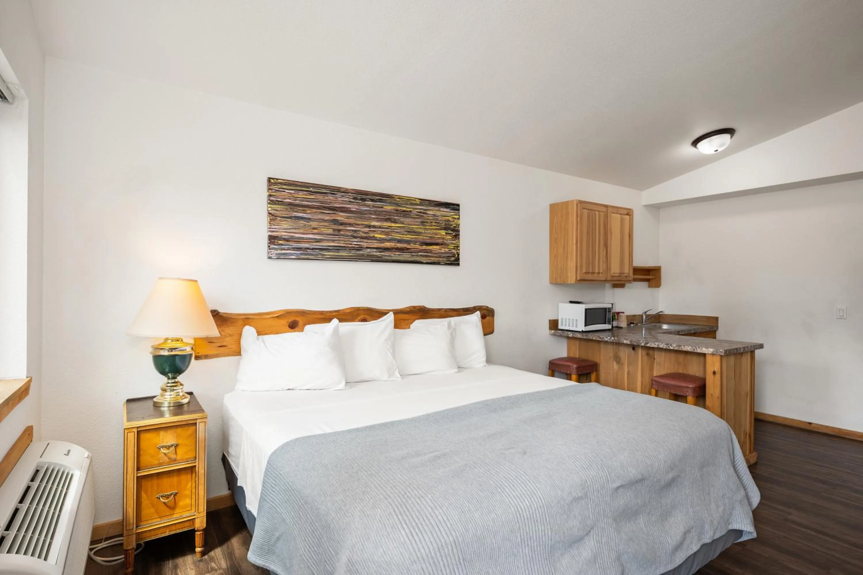 Bedroom, Bed in Moose Inn