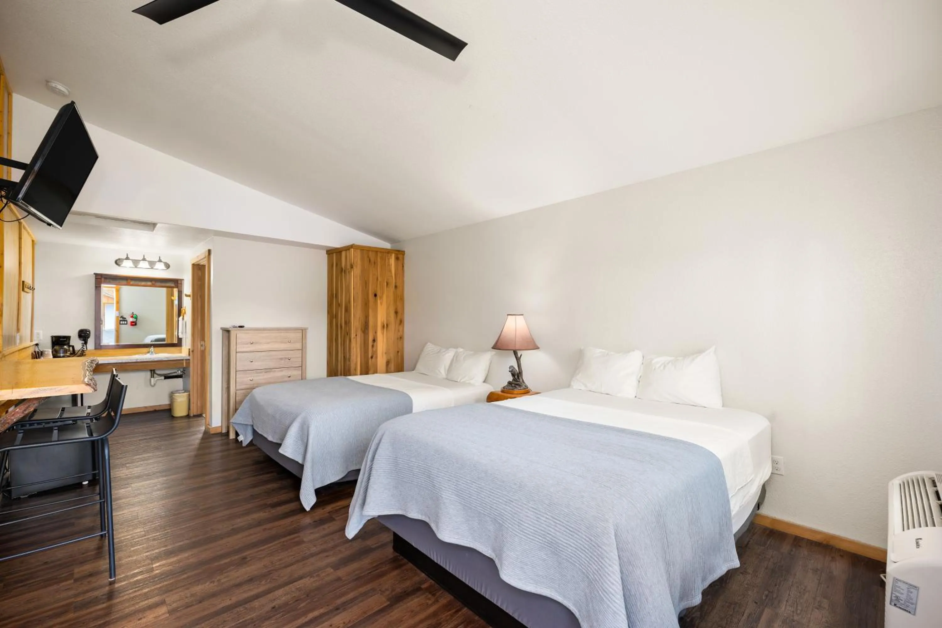 Bedroom, Bed in Moose Inn