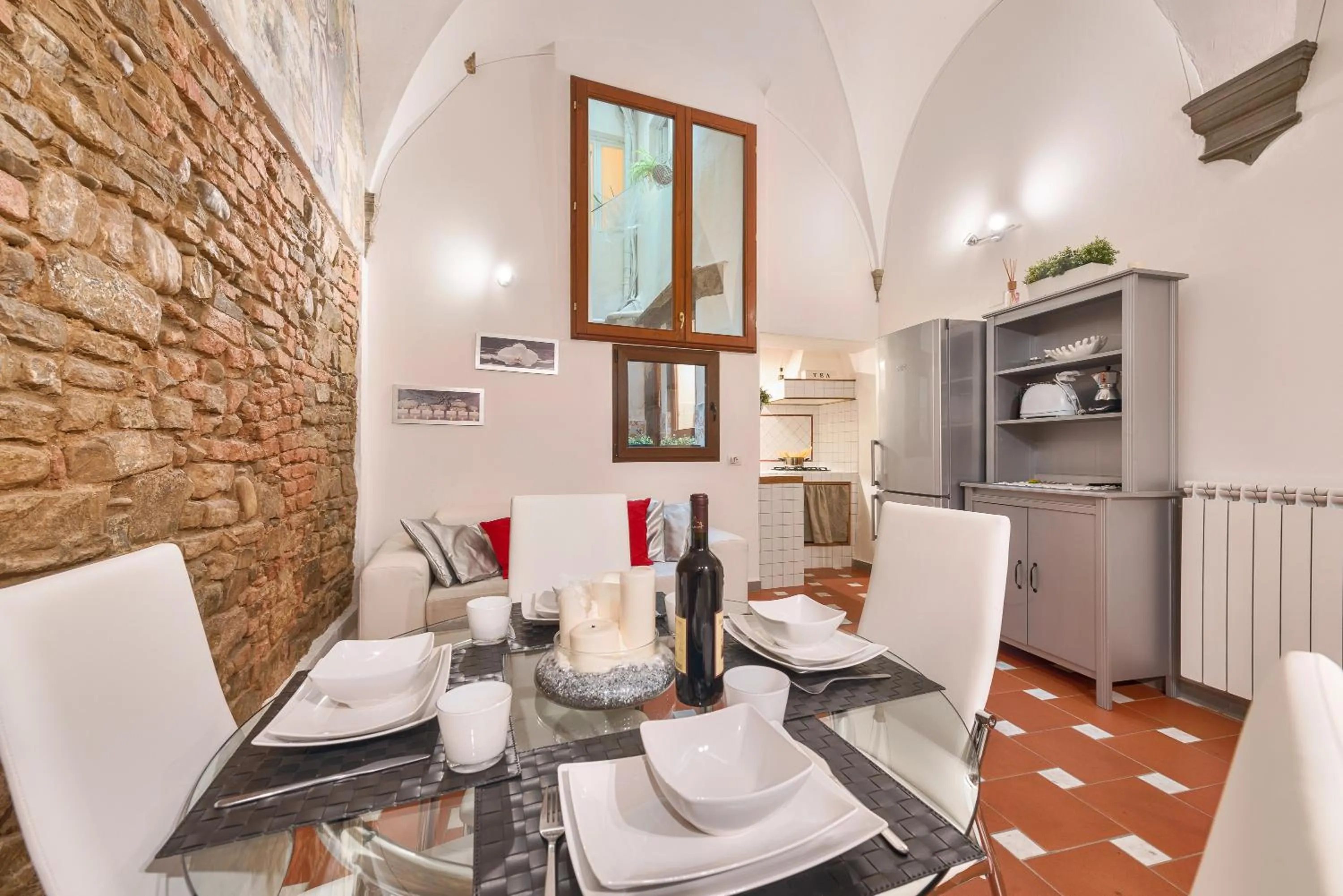 Dining area in Santo Spirito Frescos by Mmega