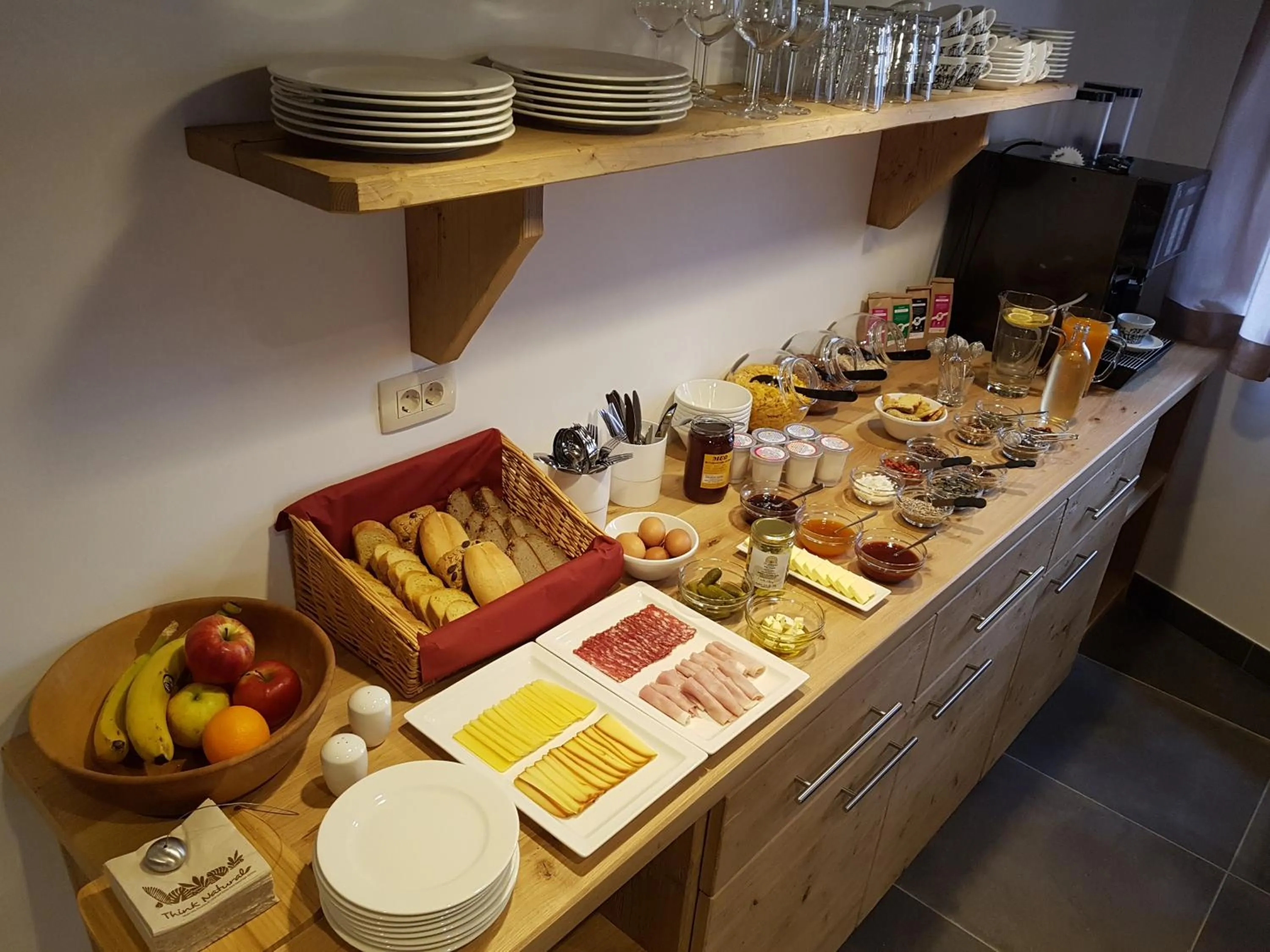 Continental breakfast in Hotel Vandot