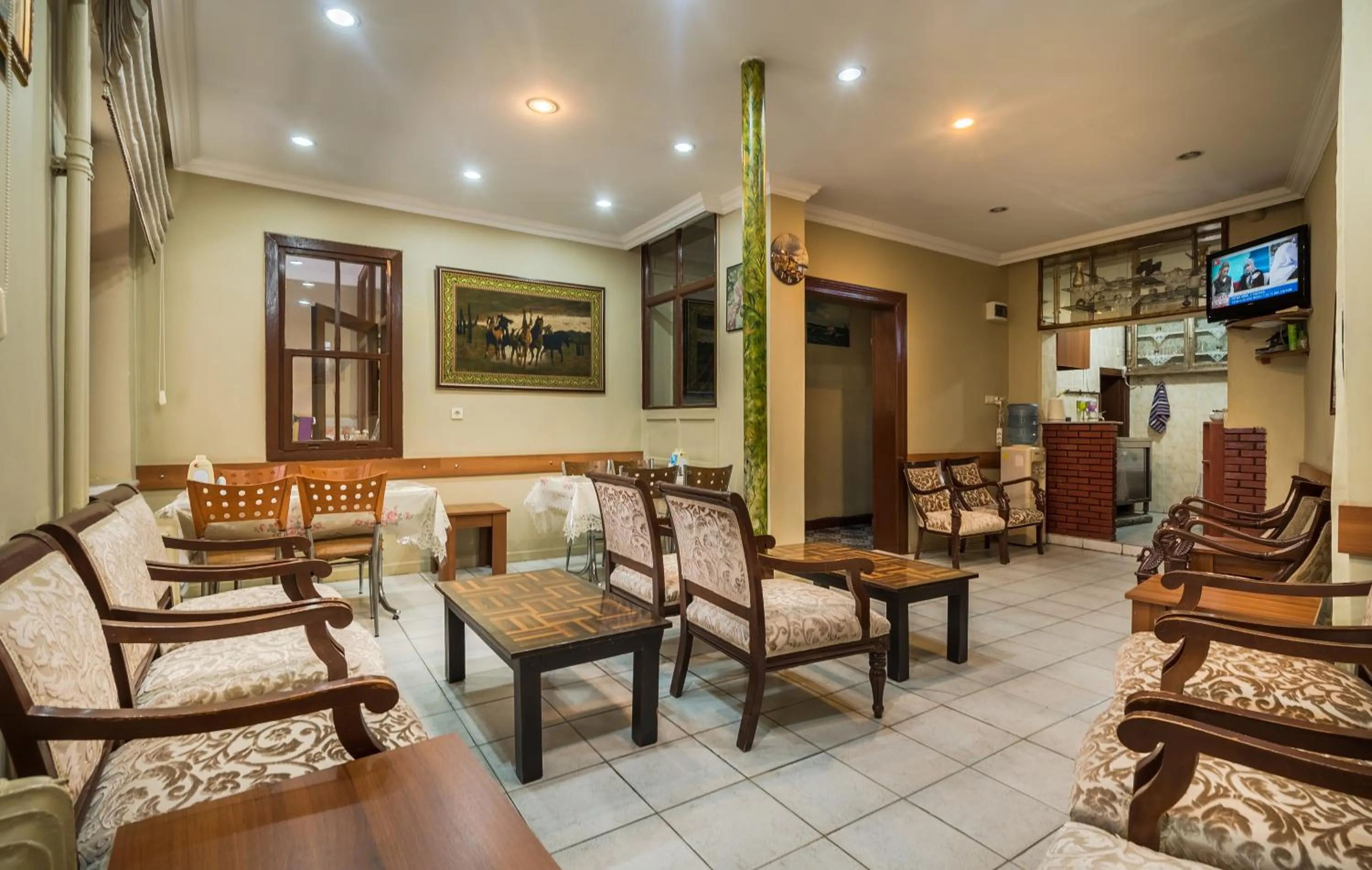 Communal lounge/ TV room in Yeni Hotel