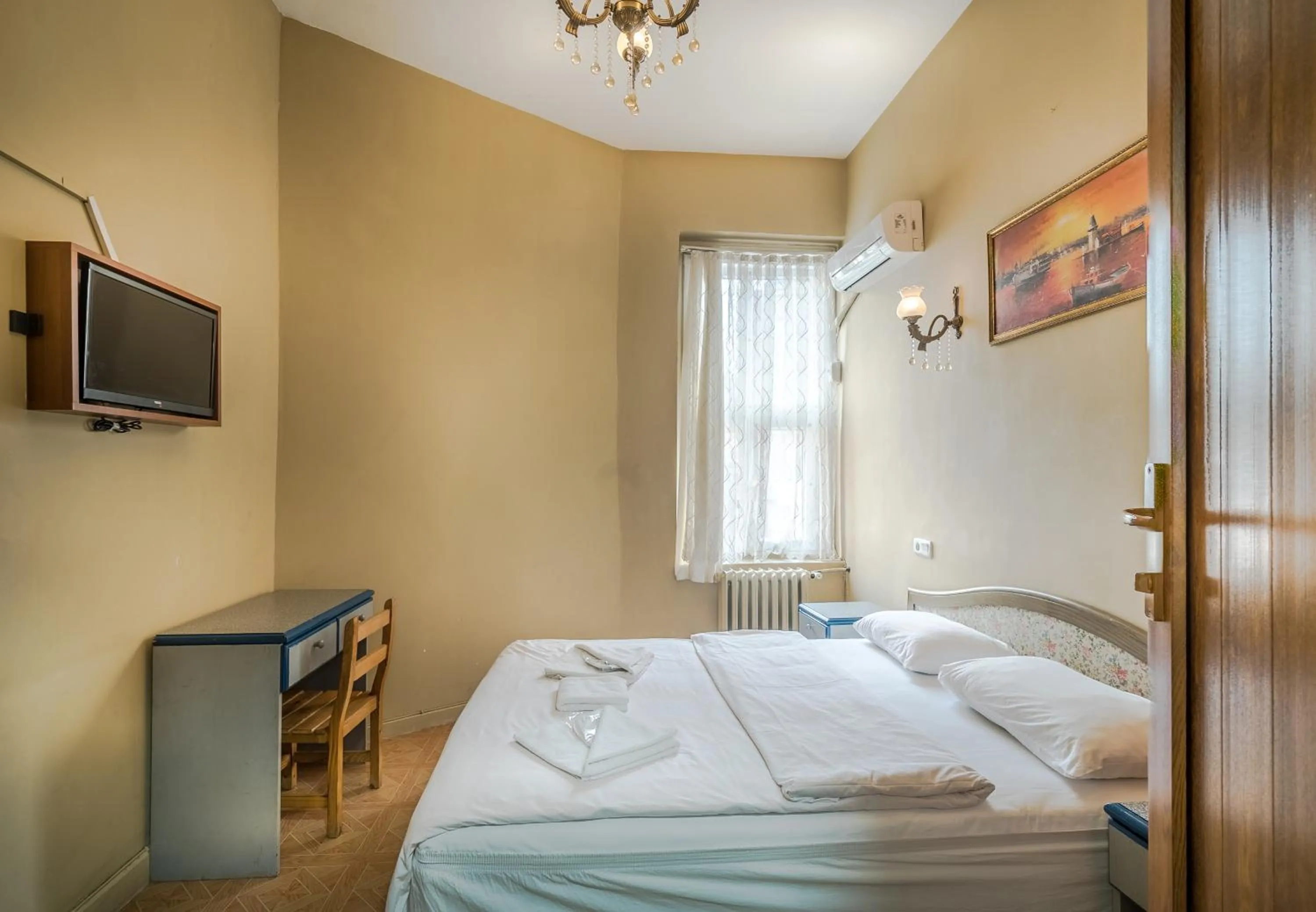 Photo of the whole room, Bed in Yeni Hotel