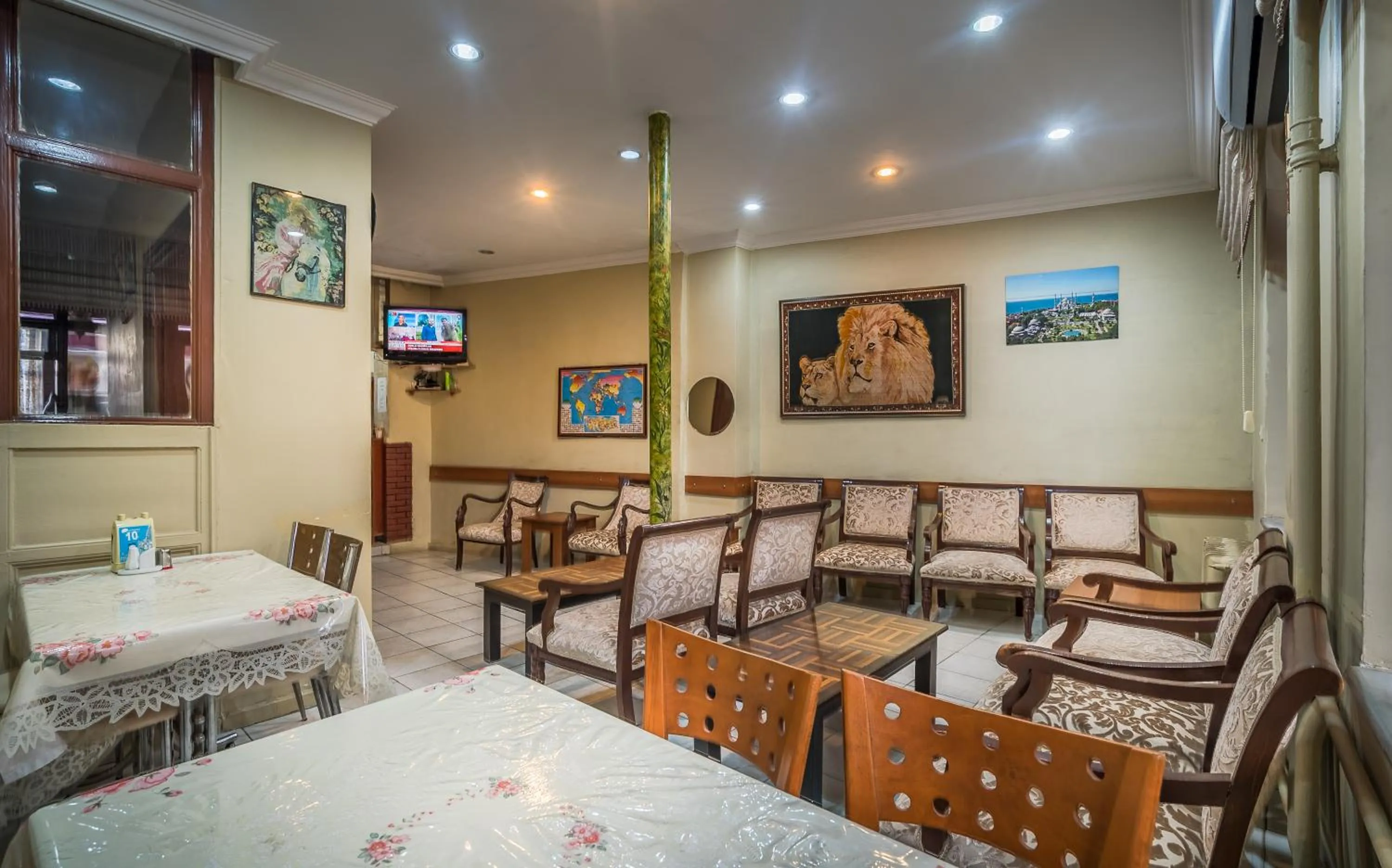 Communal lounge/ TV room in Yeni Hotel