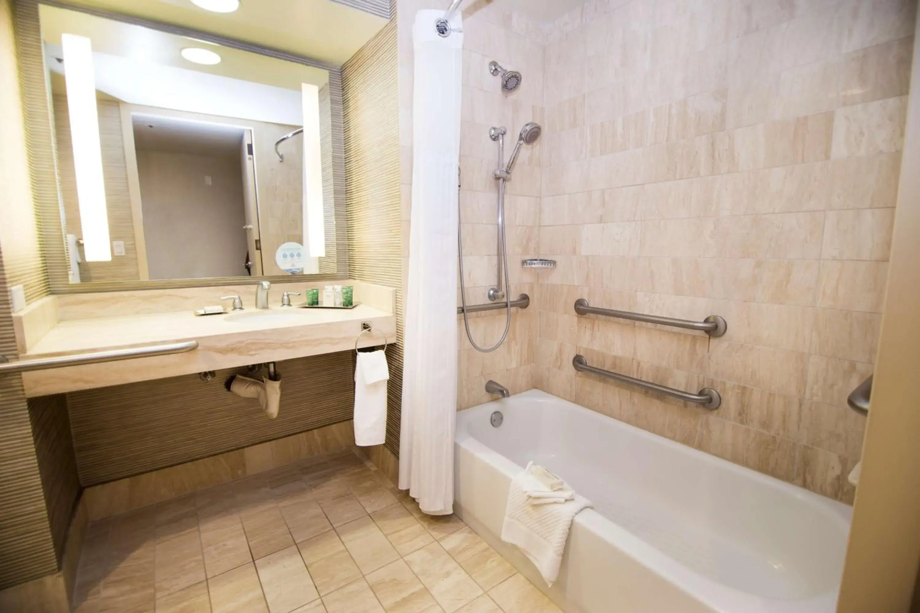 Double Room with Two Double Beds and Tub - Mobility/Hearing Accessible in Hilton Los Angeles-Universal City Double Room with Two Double Beds and Tub - Mobility/Hearing Accessible in Hilton Los Angeles-Universal City