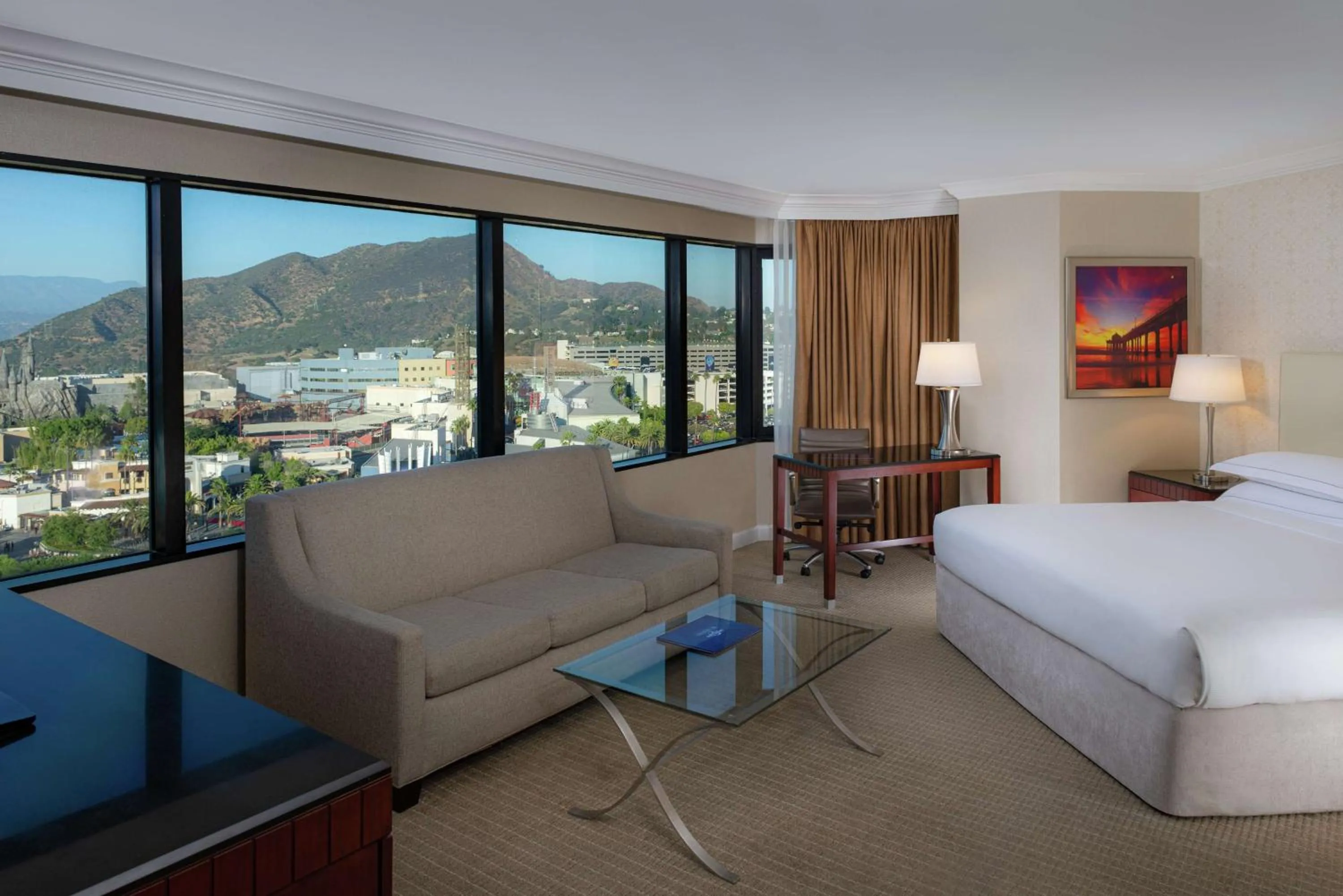 Living room, Bed in Hilton Los Angeles-Universal City