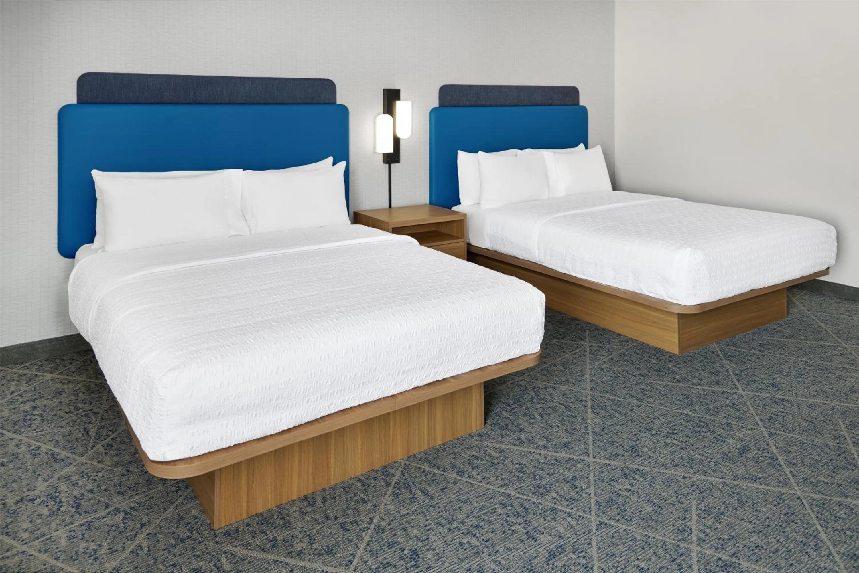 Bed in Hampton Inn Chicago-Carol Stream