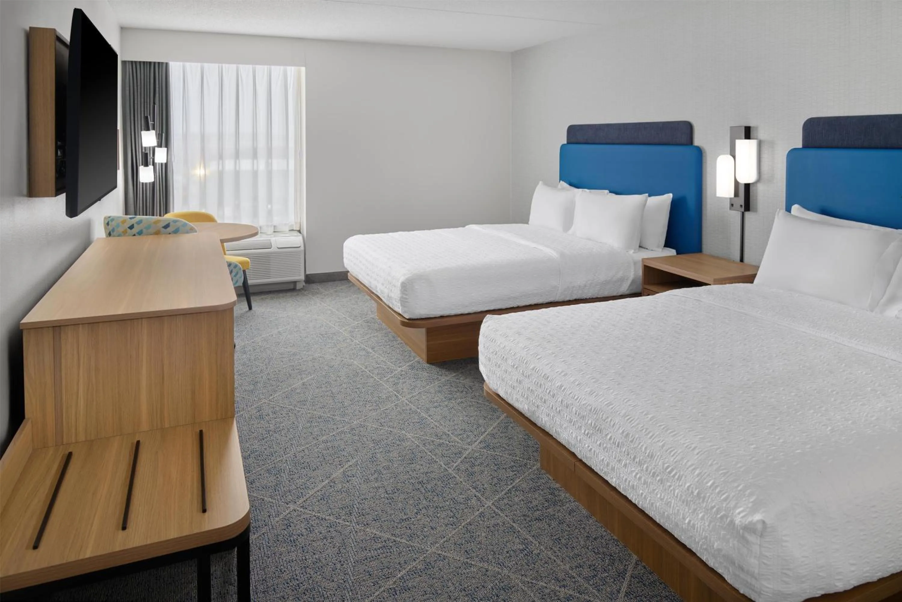Bed in Hampton Inn Chicago-Carol Stream