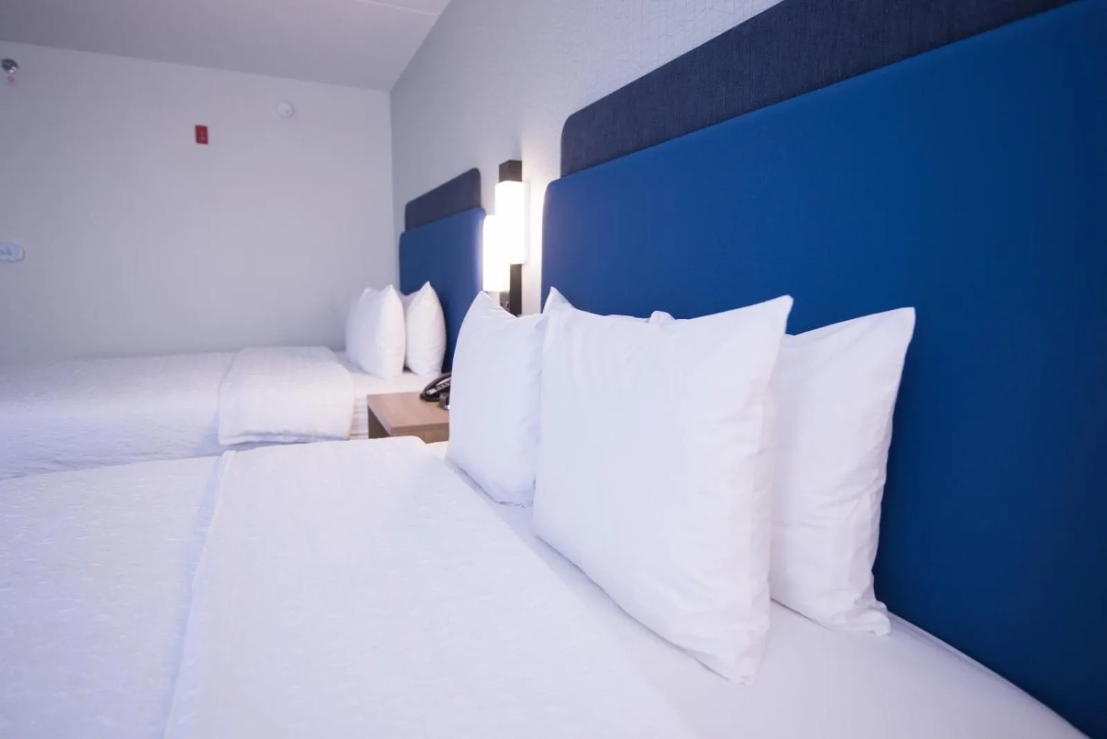 Bed in Hampton Inn Chicago-Carol Stream