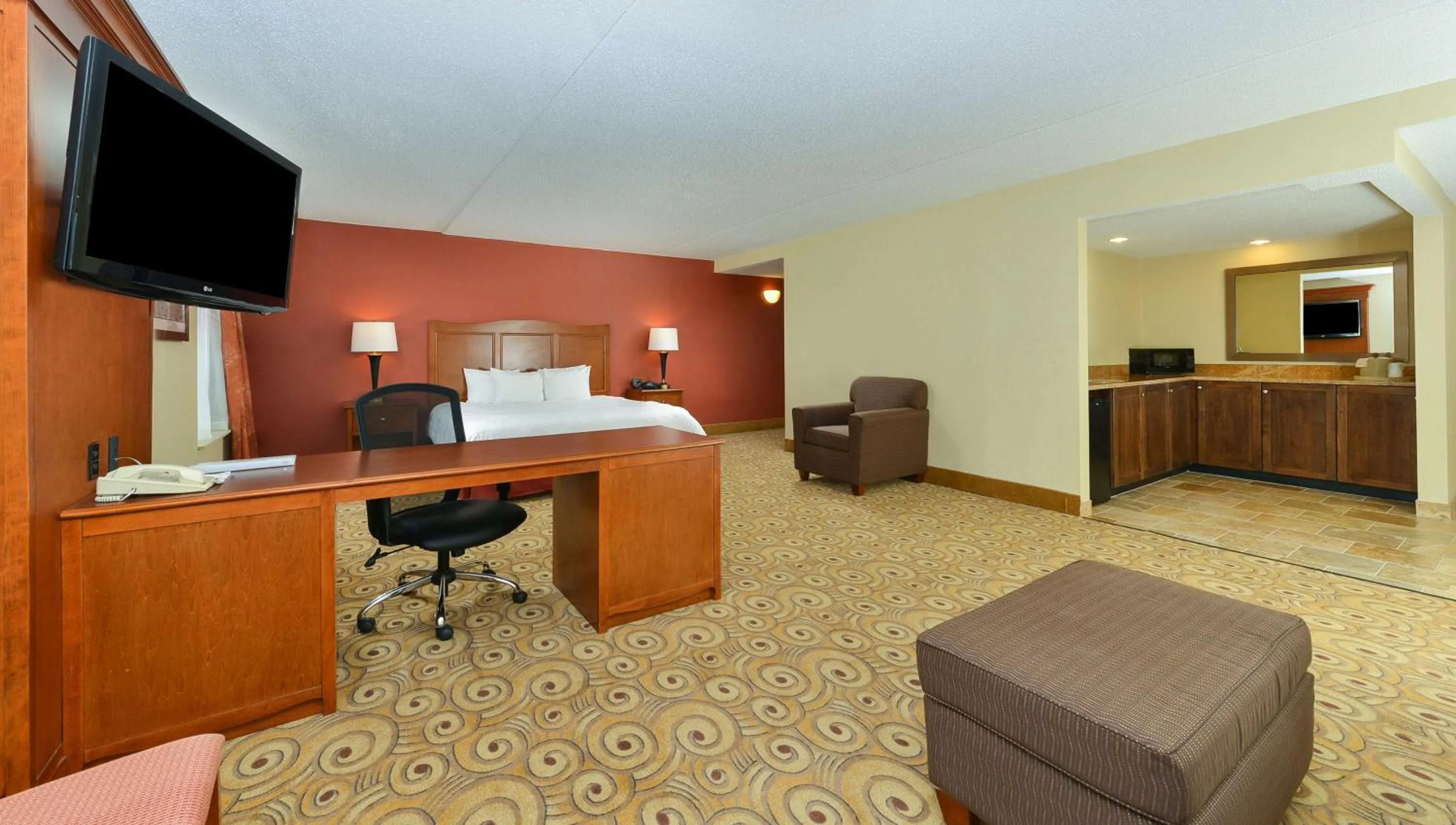 Bedroom in Hampton Inn Chicago-Carol Stream