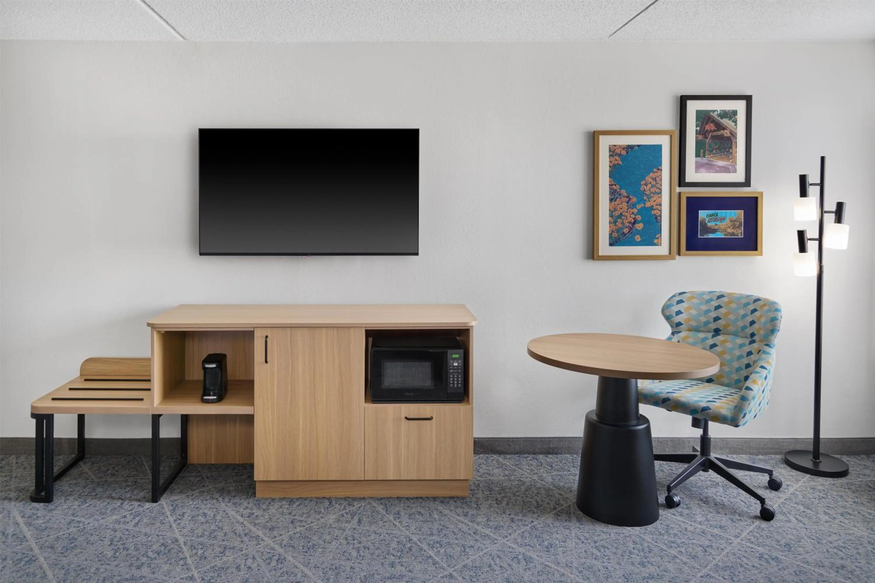 Bedroom in Hampton Inn Chicago-Carol Stream