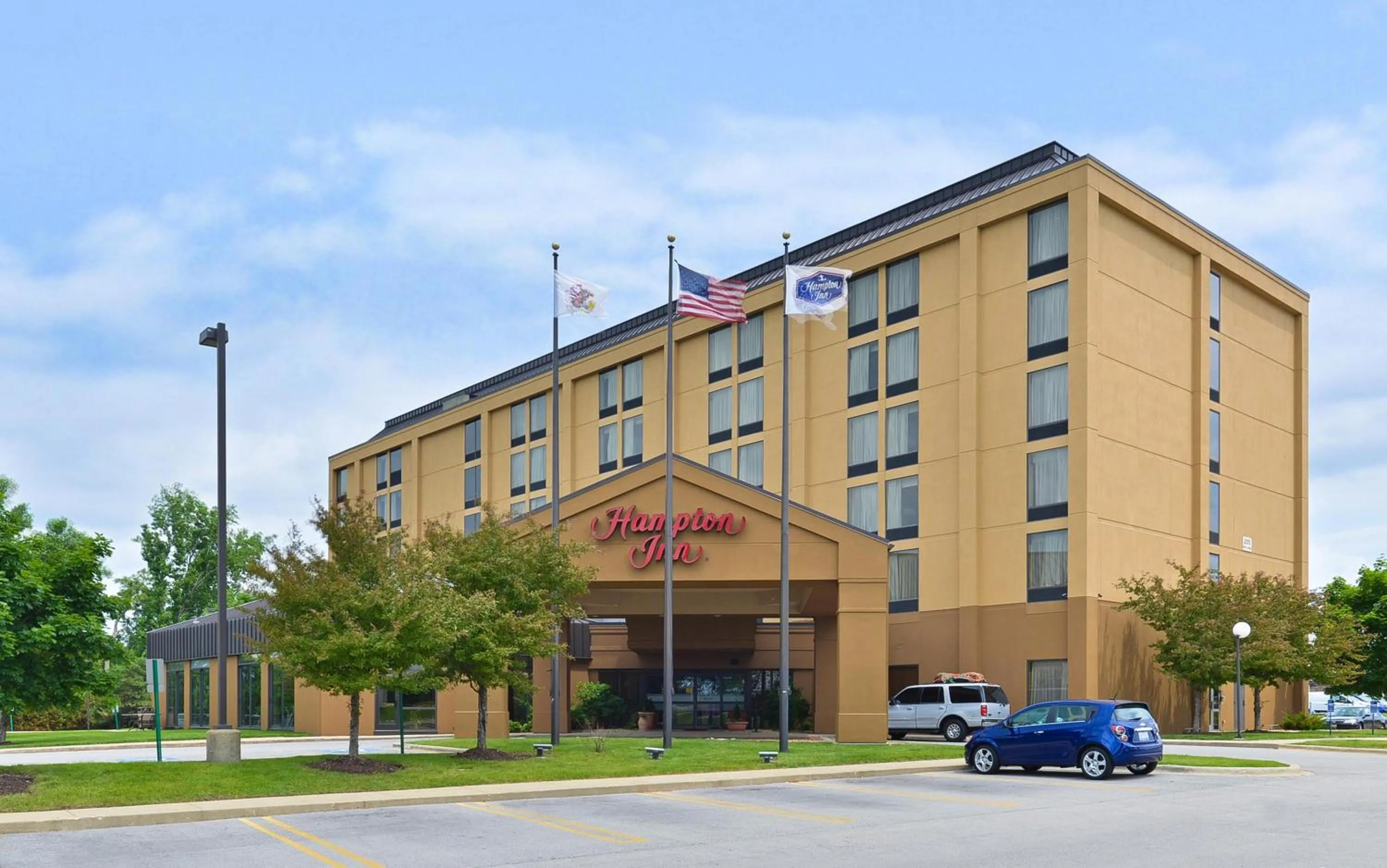 Property building in Hampton Inn Chicago-Carol Stream