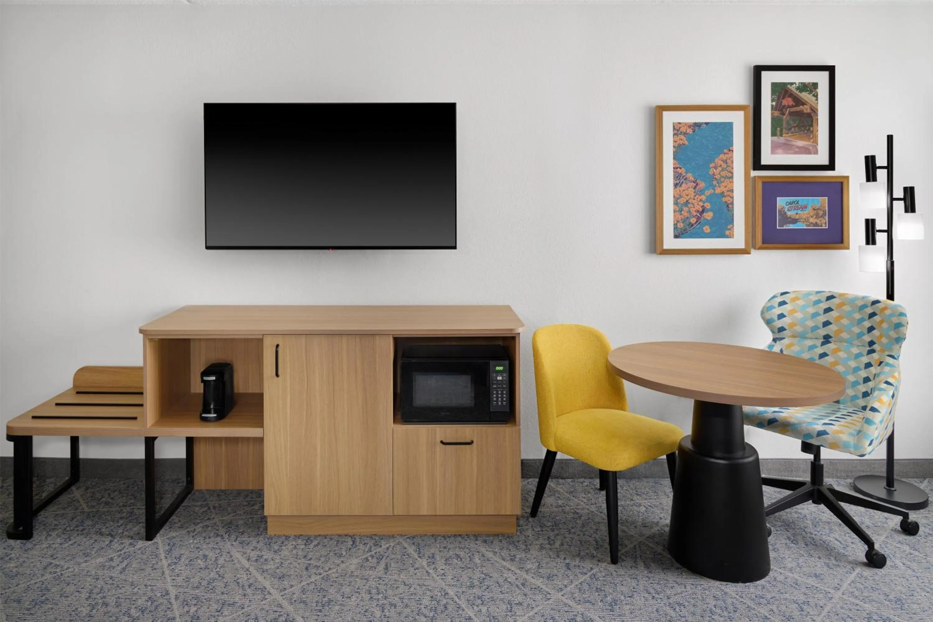 Bedroom in Hampton Inn Chicago-Carol Stream